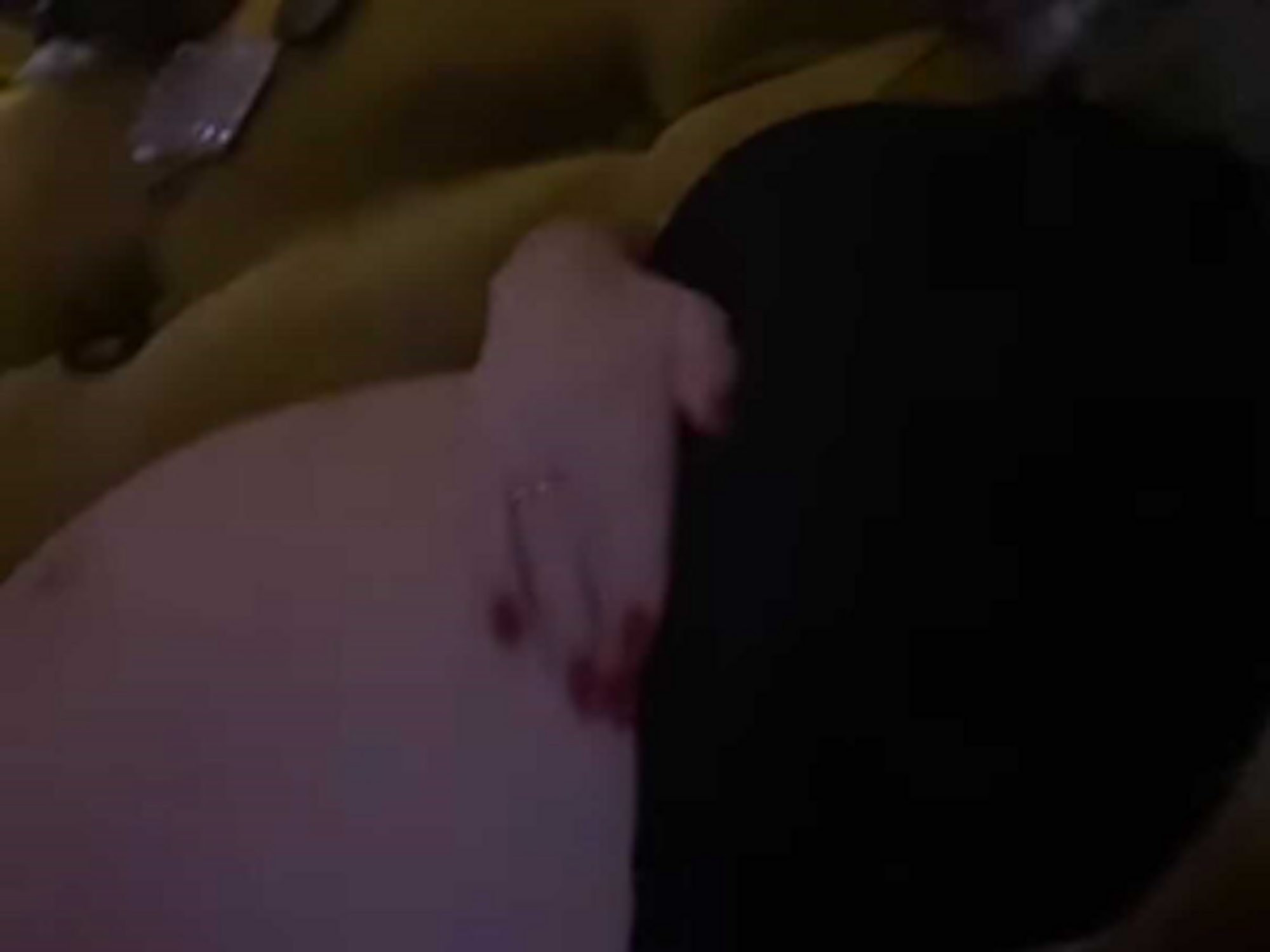 Stolz zeigt Anna Maria Ferchichi ihren Babybauch. Sie und Rapper Bushido erwarten drei Töchter.