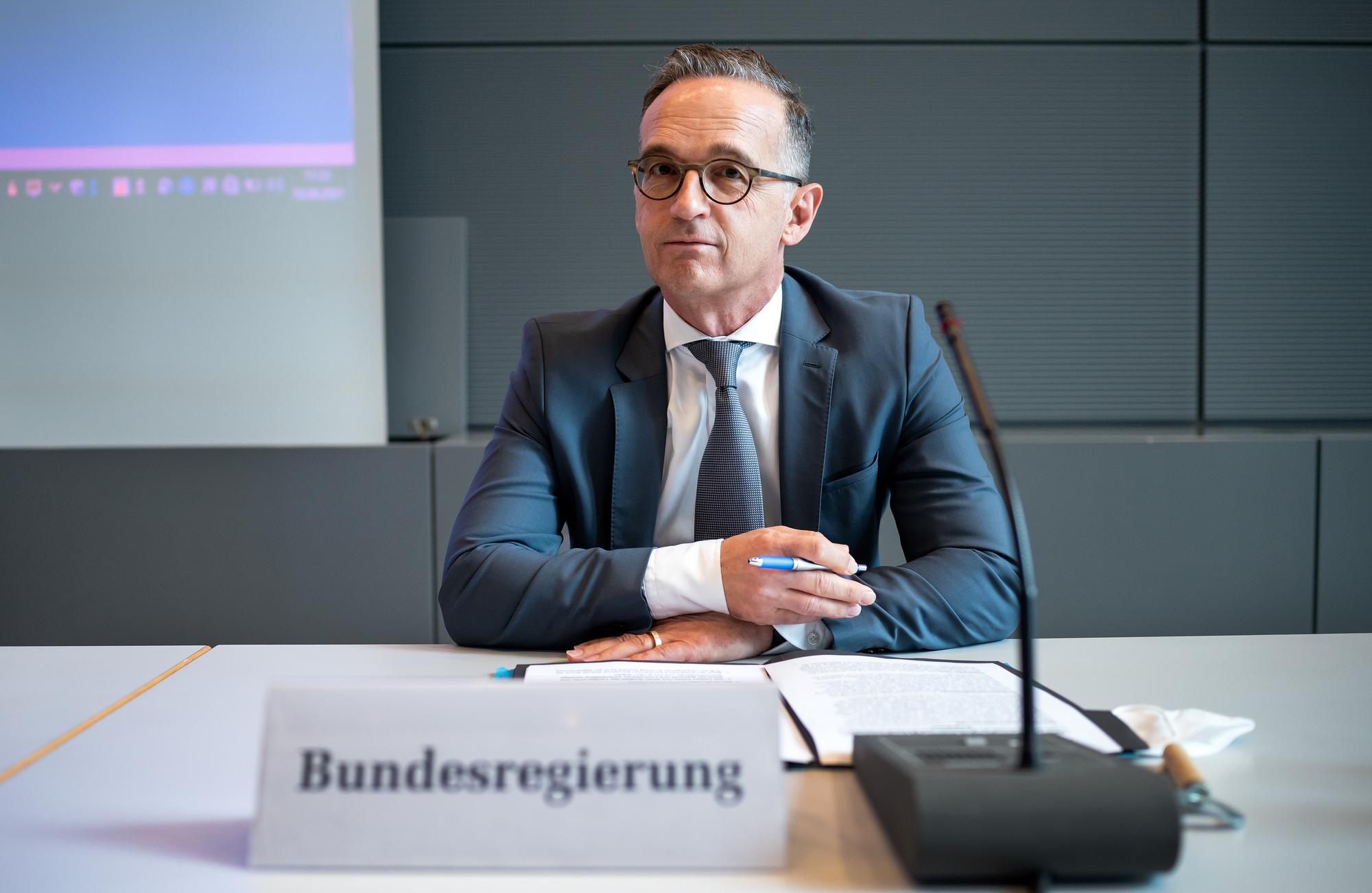 Heiko Maas (SPD), Außenminister, sitzt zu Beginn der Sondersitzung des Auswärtigen Ausschusses zur Krise in Afghanistan im Deutschen Bundestag.