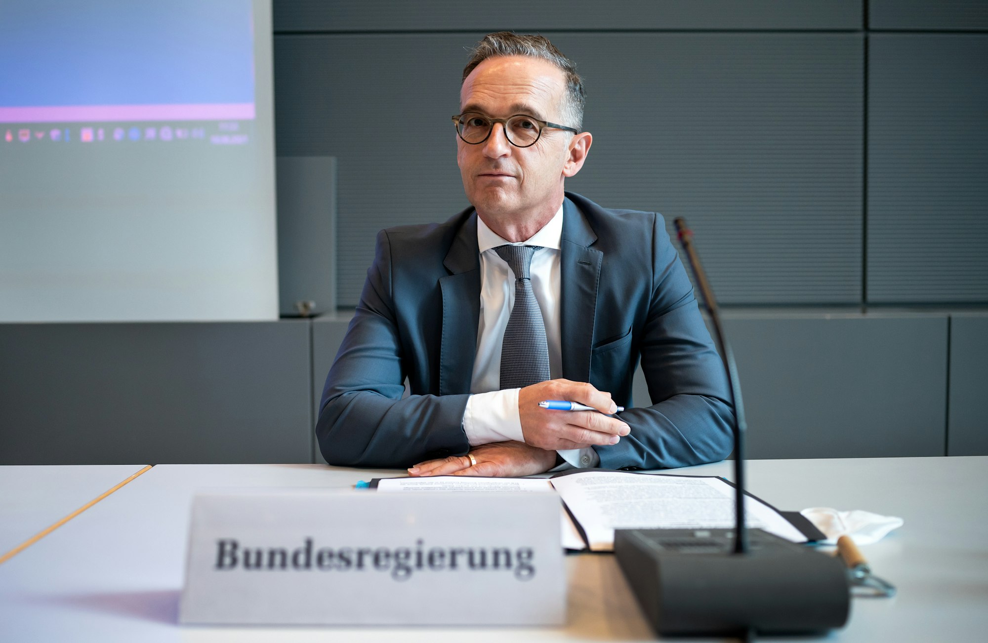 Heiko Maas (SPD), Außenminister, sitzt zu Beginn der Sondersitzung des Auswärtigen Ausschusses zur Krise in Afghanistan im Deutschen Bundestag.