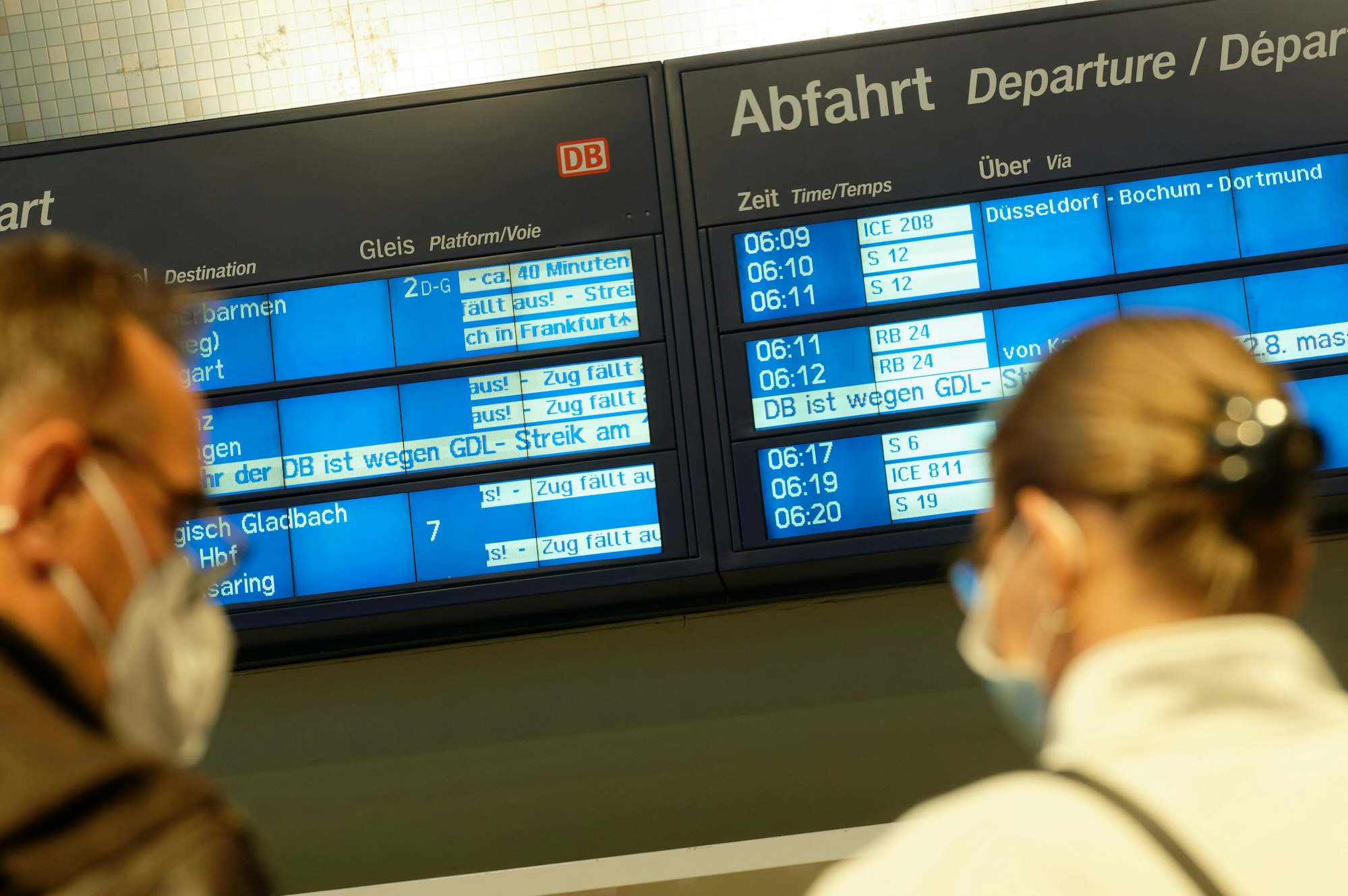 Anzeigetafeln im Hauptbahnhof verkünden streikbedingte Zugausfälle.