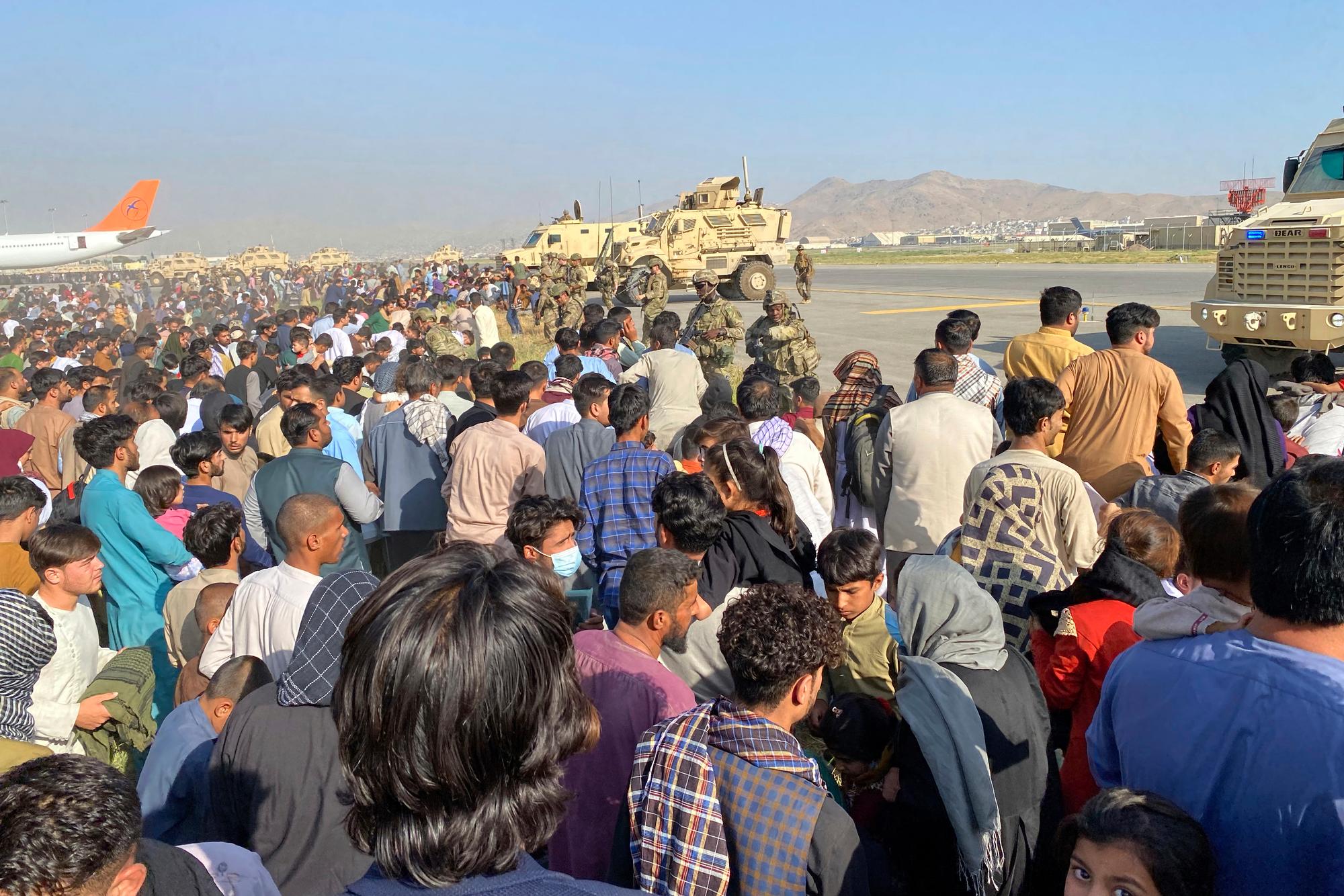 US-Soldaten bewachen eine Absperrung am internationalen Flughafen. In Kabul war es am 16.08.2021 zu Chaos am Flughafen gekommen. Afghanen, die vor den Taliban fliehen wollten, rannten auf das Flugfeld, um in Sicherheit gebracht zu werden. Der Flugverkehr musste zeitweise eingestellt werden.