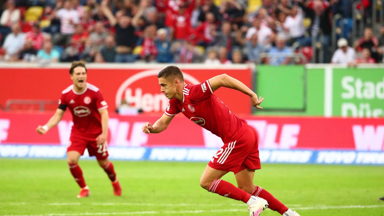 Kristoffer Peterson jubelt für Fortuna Düsseldorf gegen Holstein Kiel.