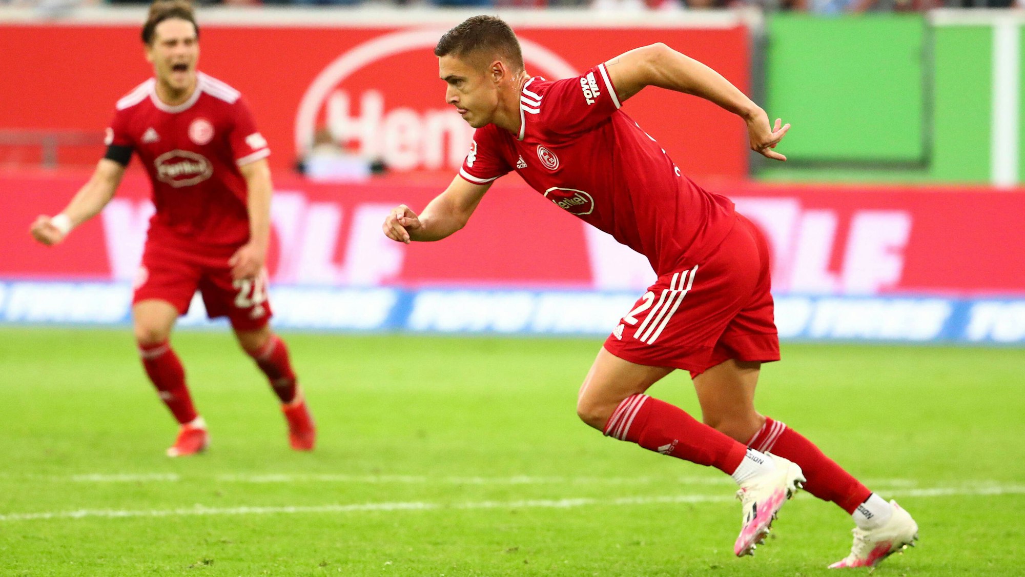 Kristoffer Peterson jubelt für Fortuna Düsseldorf gegen Holstein Kiel.