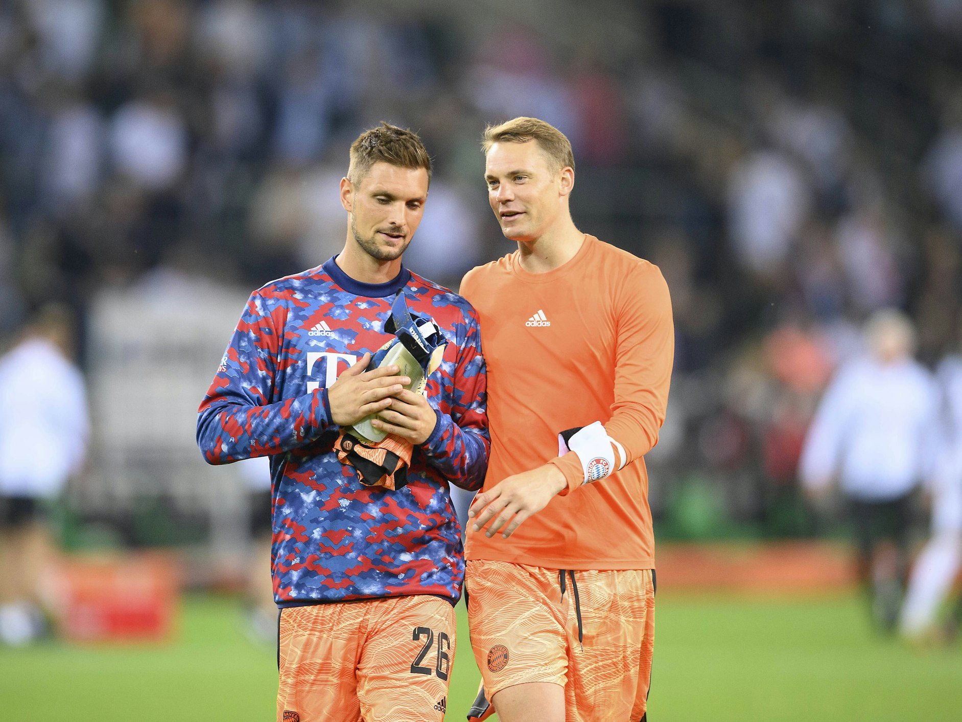 Sven Ulreich und Manuel Neuer diskutieren nach dem Bundesliga-Auftaktspiels gegen Borussia Mönchengladbach.