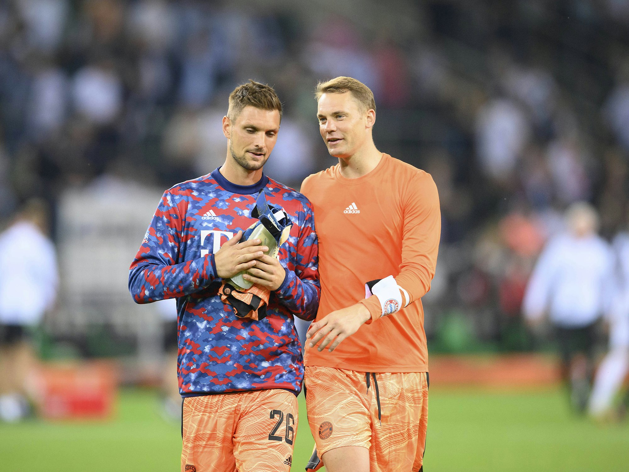 Sven Ulreich und Manuel Neuer diskutieren nach dem Bundesliga-Auftaktspiels gegen Borussia Mönchengladbach.