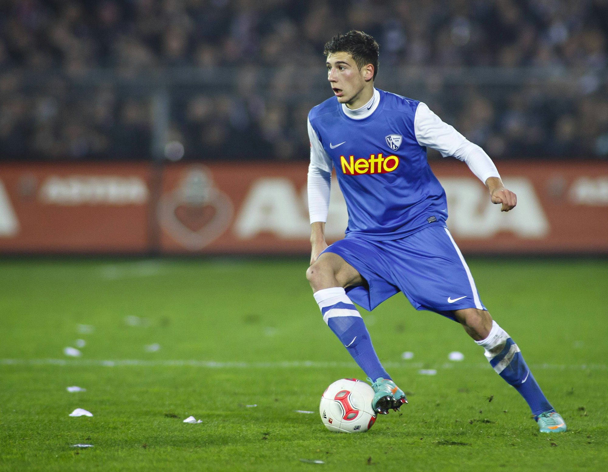 Leon Goretzka mit dem Ball am Fuß im Trikot des VfL Bochum.