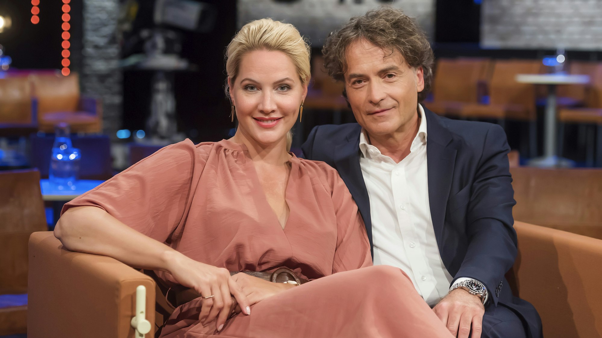 "Mit 3nach9 um die Welt" - Sommerausgabe der Radio Bremen-Talkshow am 13. August im NDR/Radio Bremen-Fernsehen. Judith Rakers und Giovanni di Lorenzo reisen "Mit 3nach9 um die Welt".