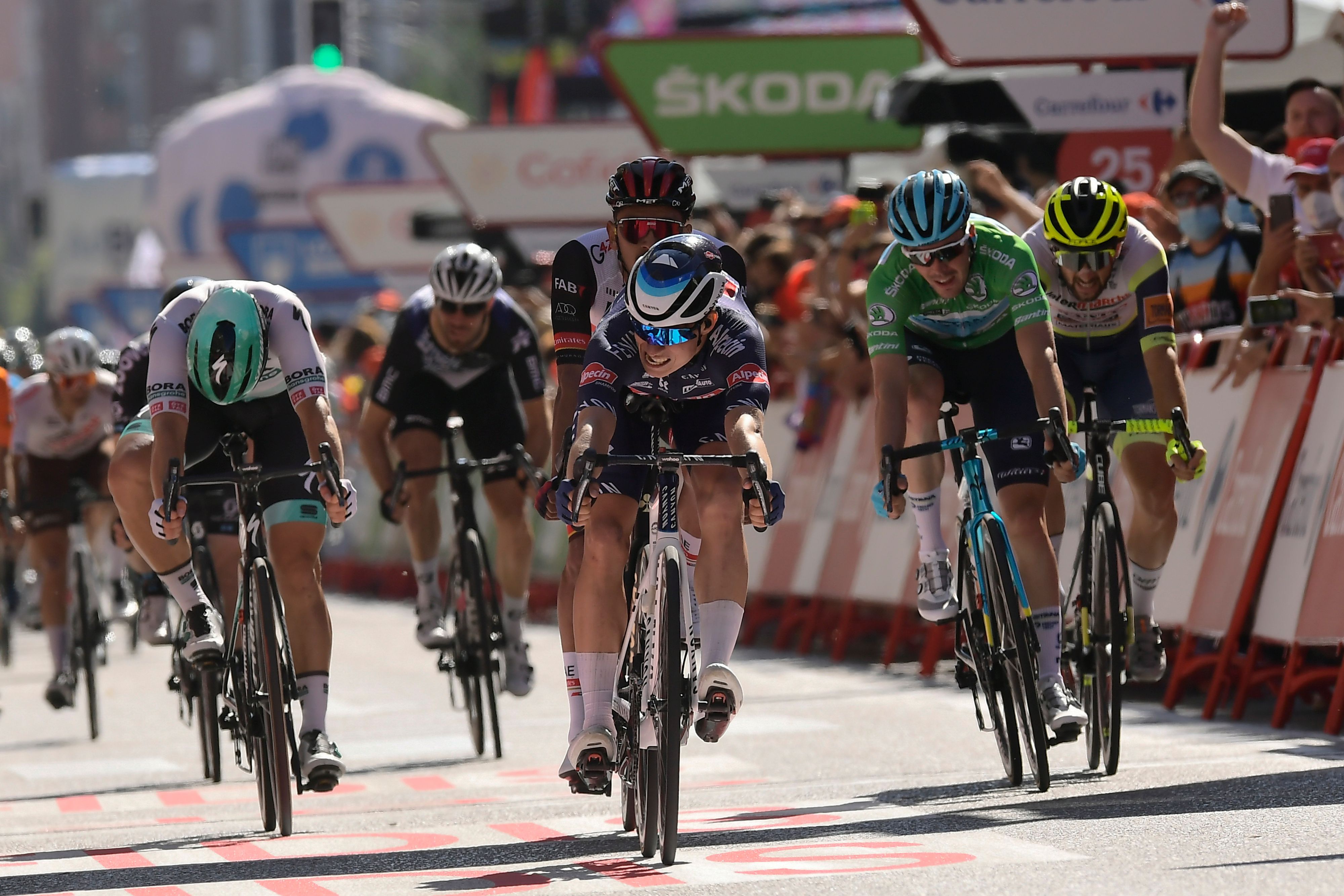 Jasper Philipsen aus Belgien vom Team Alpecin-Fenix überquert die Ziellinie als Etappenerster.