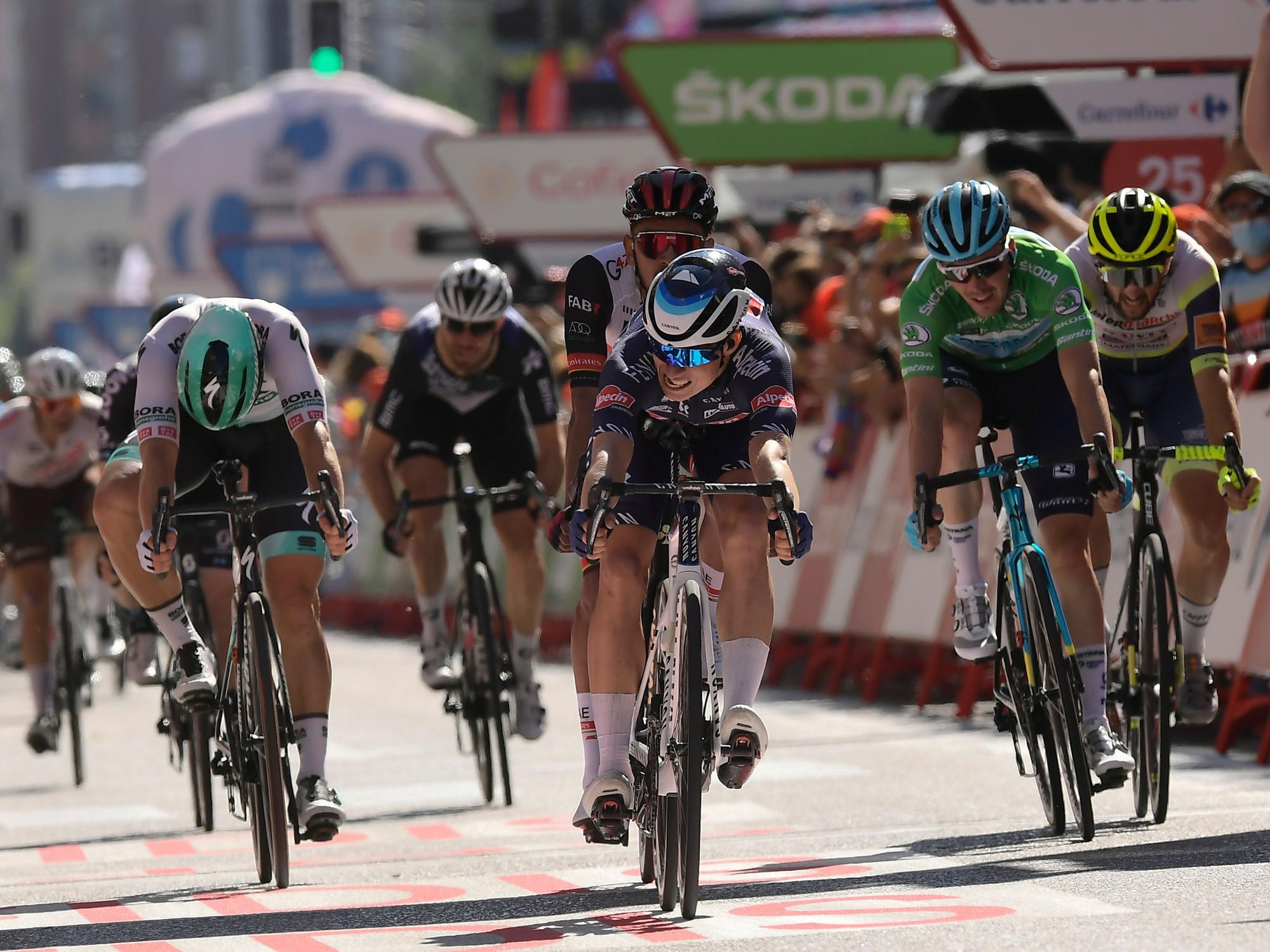 Jasper Philipsen aus Belgien vom Team Alpecin-Fenix überquert die Ziellinie als Etappenerster.