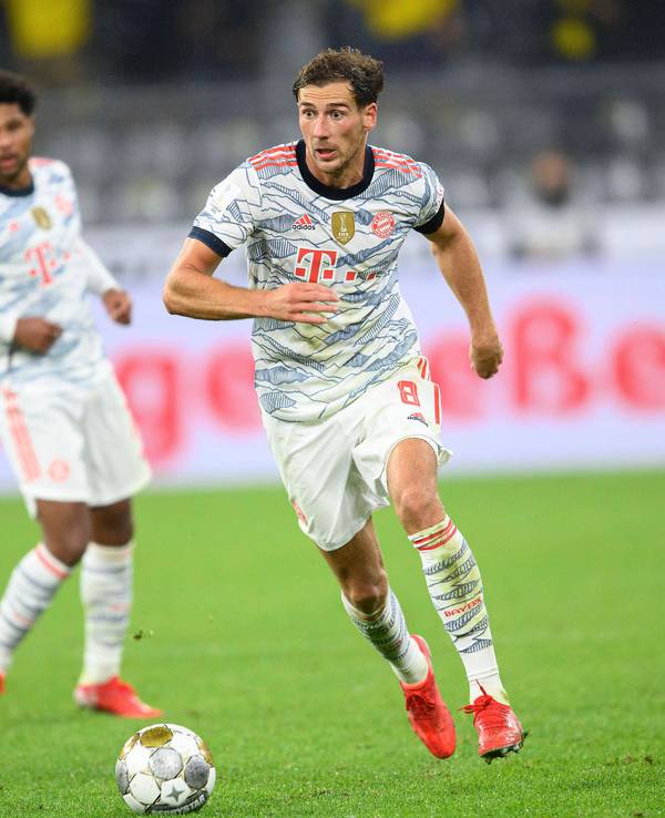 Leon Goretzka dribbelt mit dem Ball im Spiel gegen Dortmund über den Rasen.