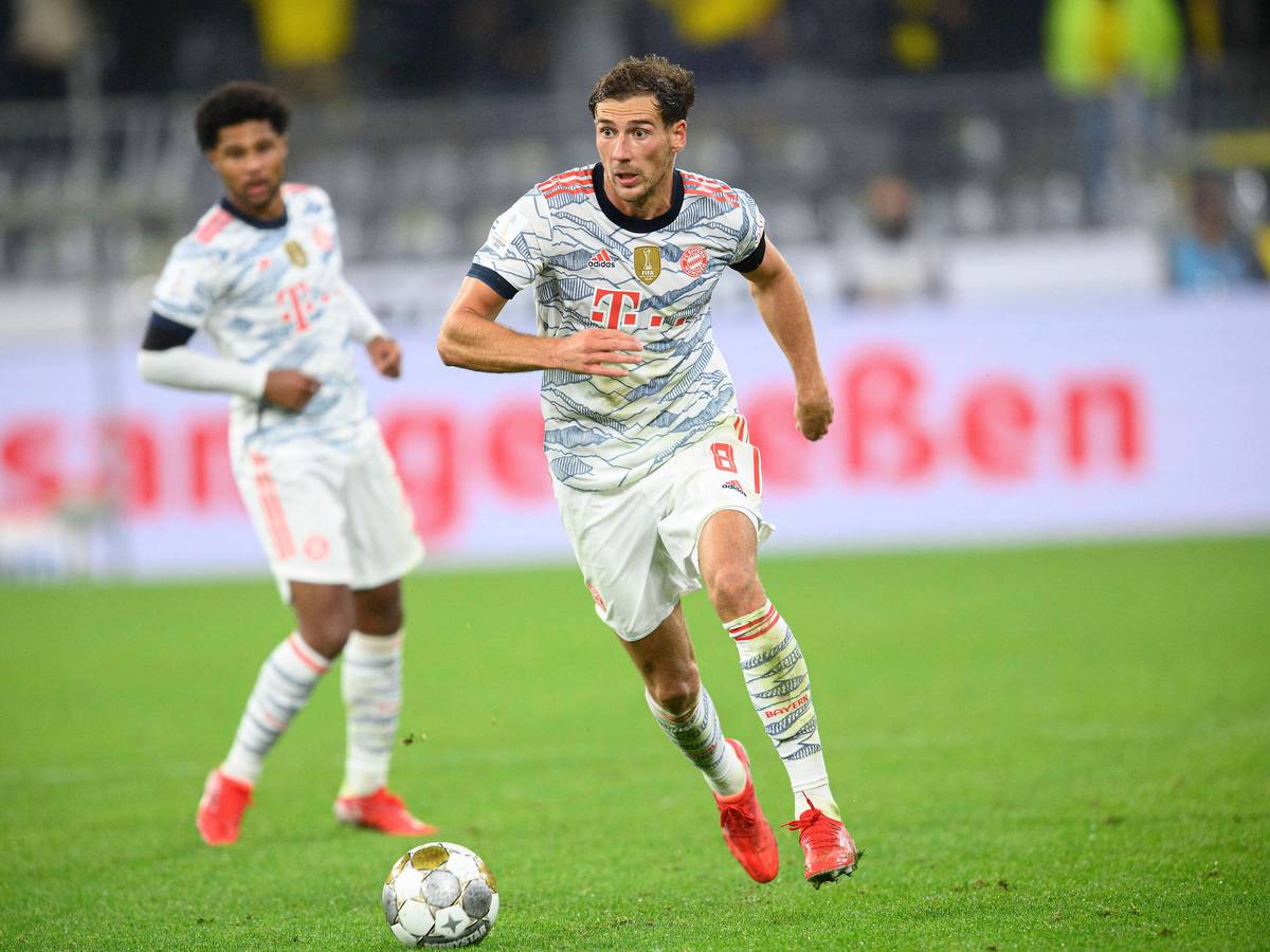 Leon Goretzka dribbelt mit dem Ball im Spiel gegen Dortmund über den Rasen.