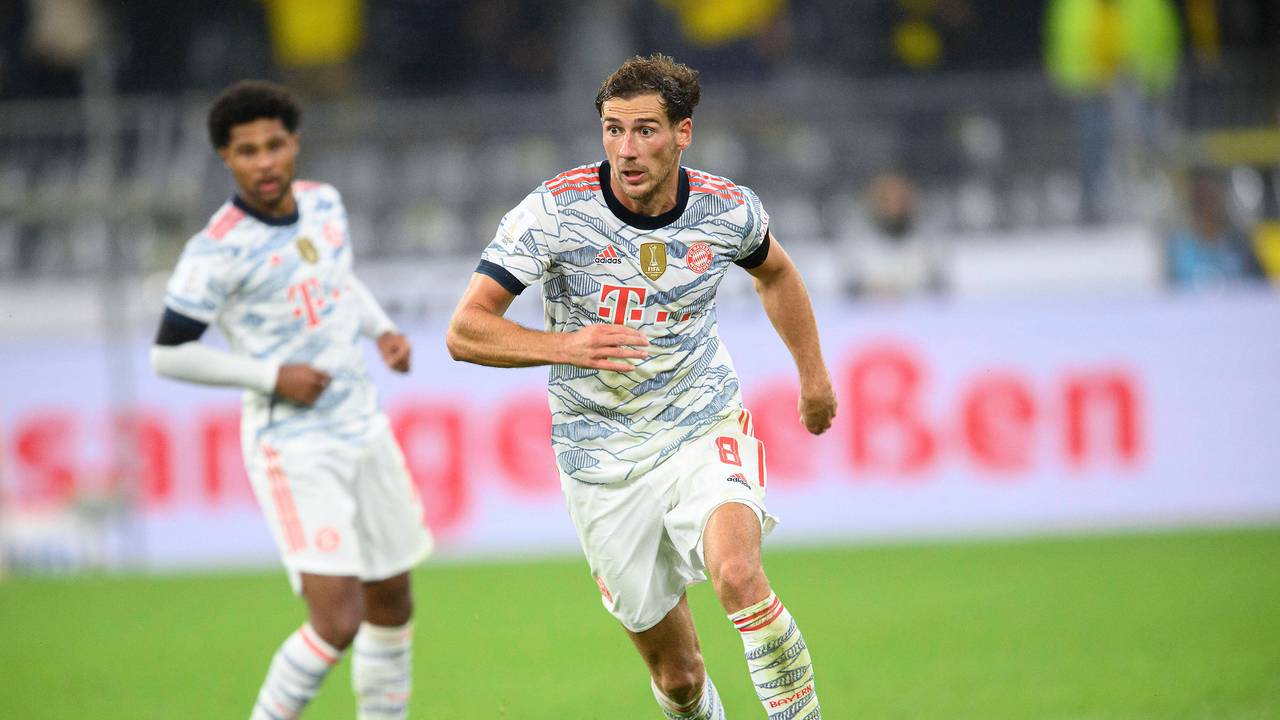 Leon Goretzka dribbelt mit dem Ball im Spiel gegen Dortmund über den Rasen.