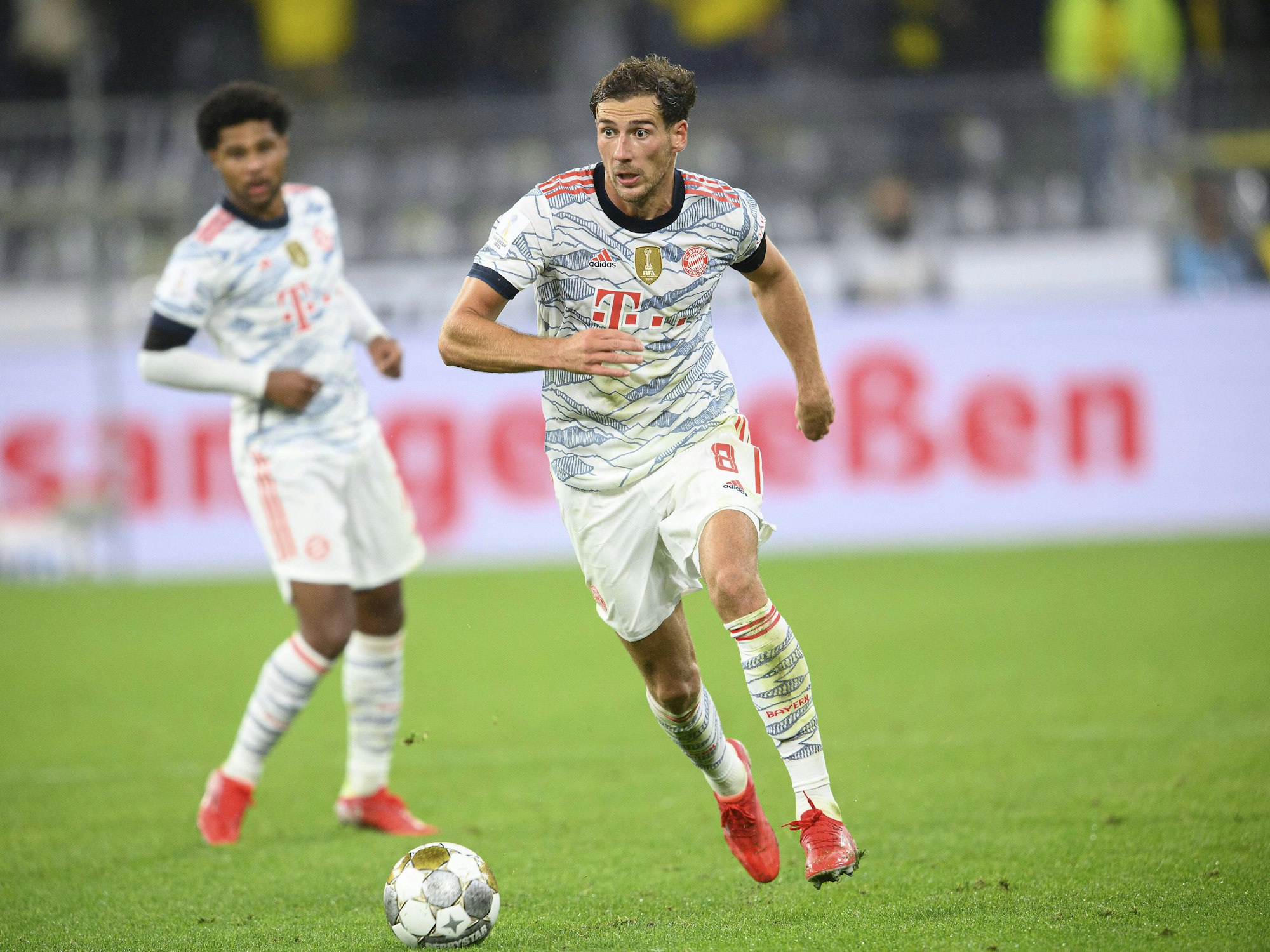 Leon Goretzka dribbelt mit dem Ball im Spiel gegen Dortmund über den Rasen.