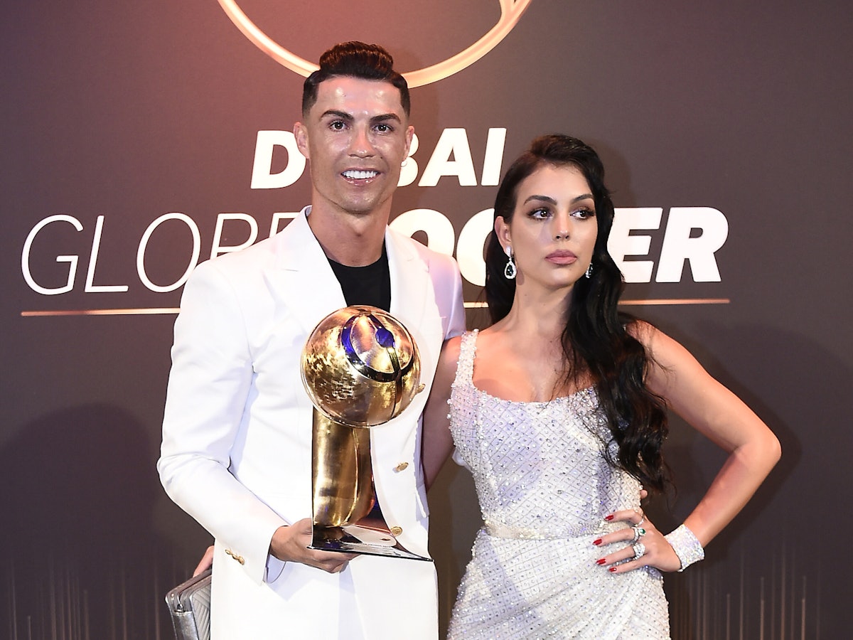 Cristiano Ronaldo steht mit seiner Auszeichnungen vom 10. Globe Soccer Award neben seiner Lebenspartnerin Georgina Rodriguez.