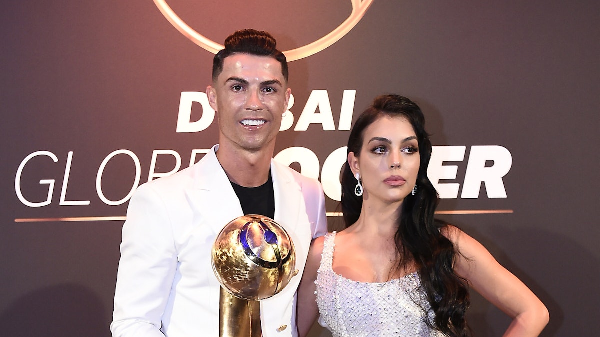 Cristiano Ronaldo steht mit seiner Auszeichnungen vom 10. Globe Soccer Award neben seiner Lebenspartnerin Georgina Rodriguez.