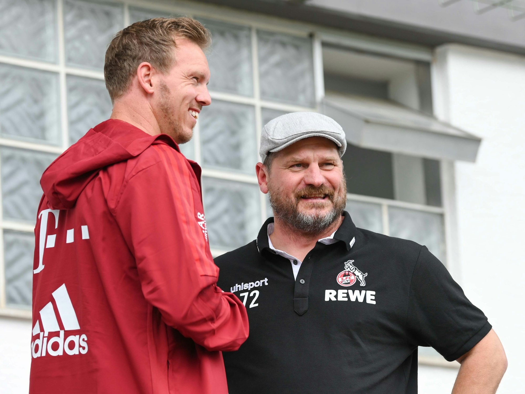 FC Bayern München - 1. FC Köln: Bayerns Trainer Julian Nagelsmann (l) und Kölns Trainer Steffen Baumgart unterhalten sich vor dem Spiel.