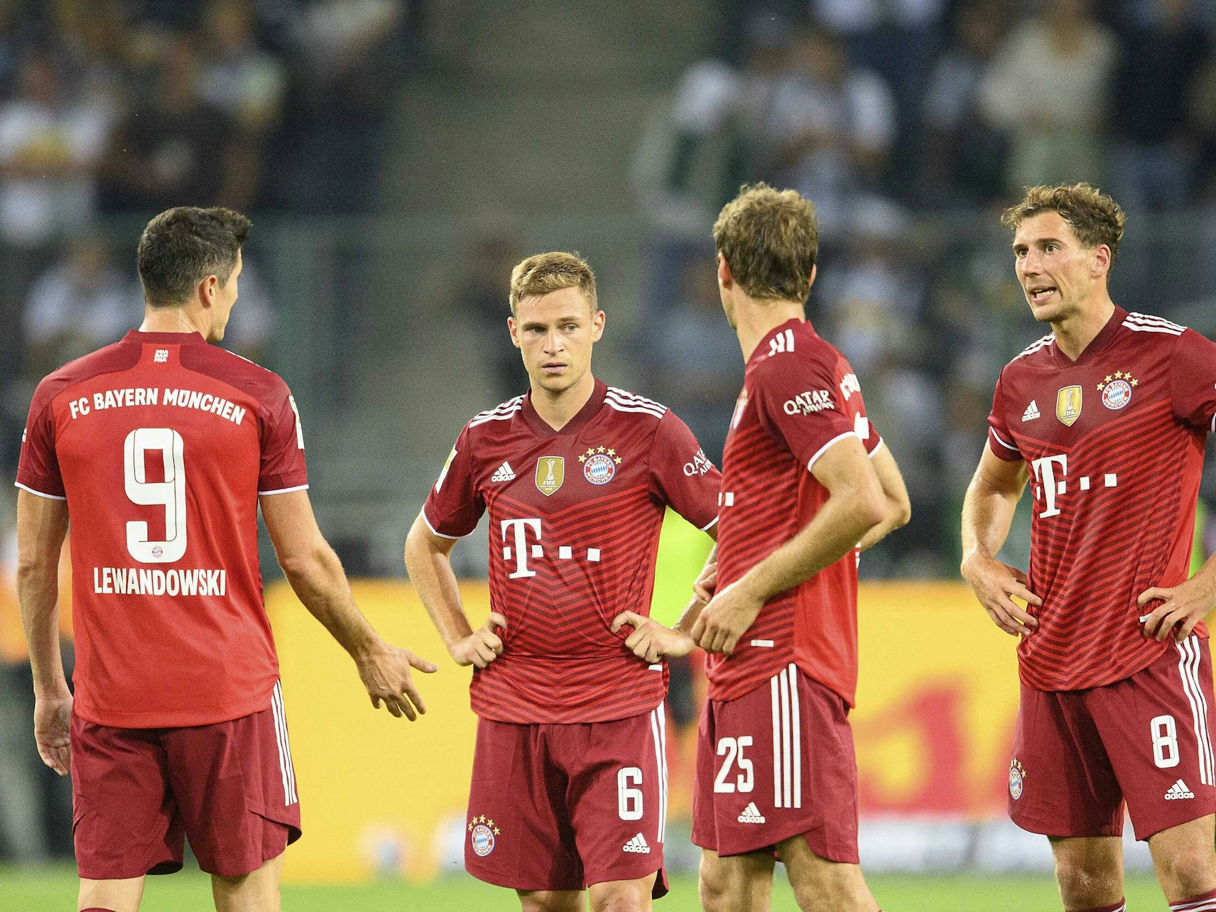 Diskussion zwischen den Spielern Robert Lewandowski, Joshua Kimmich, Thomas Müller und Leon Goretzka.