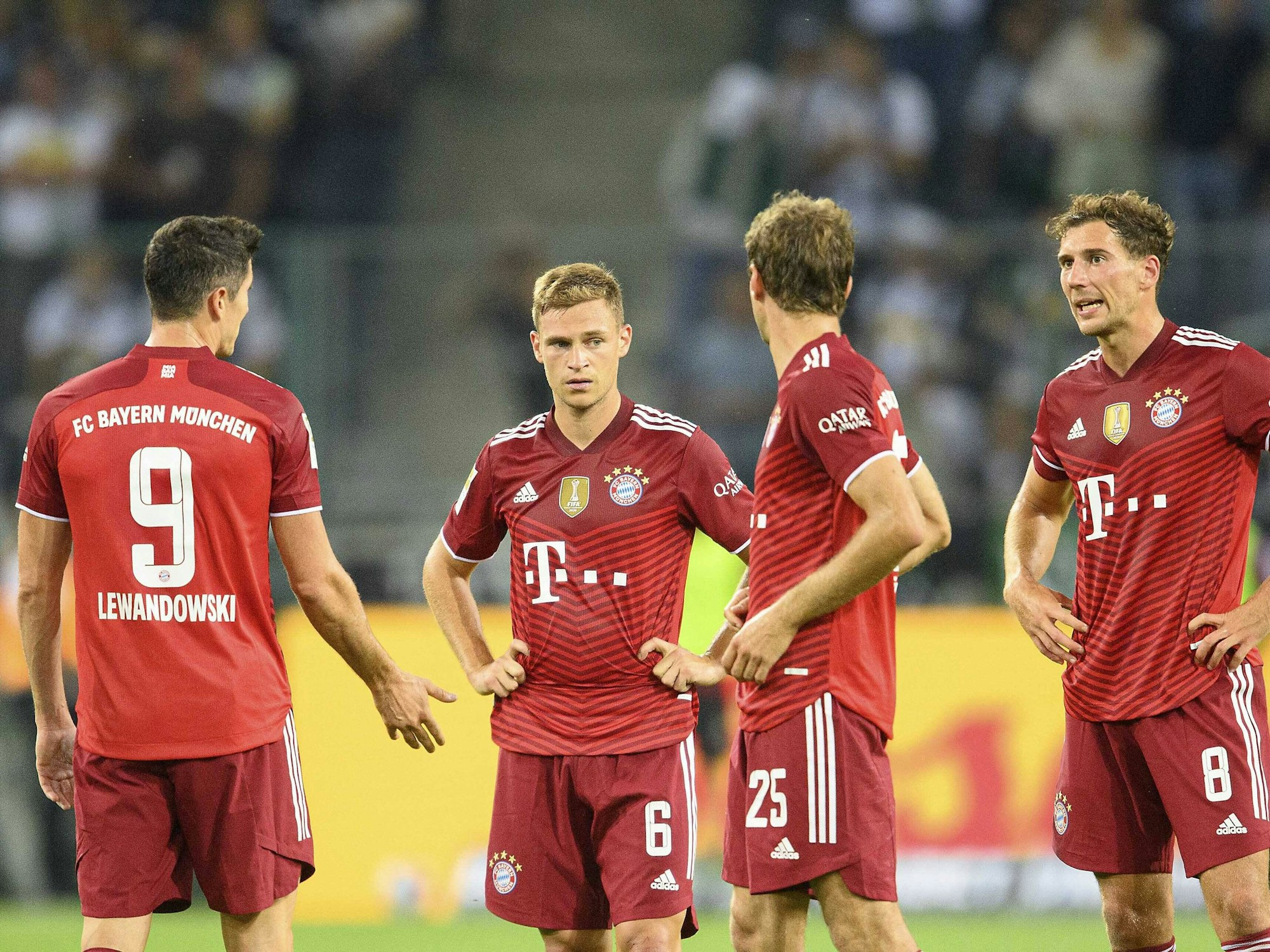 Diskussion zwischen den Spielern Robert Lewandowski, Joshua Kimmich, Thomas Müller und Leon Goretzka.