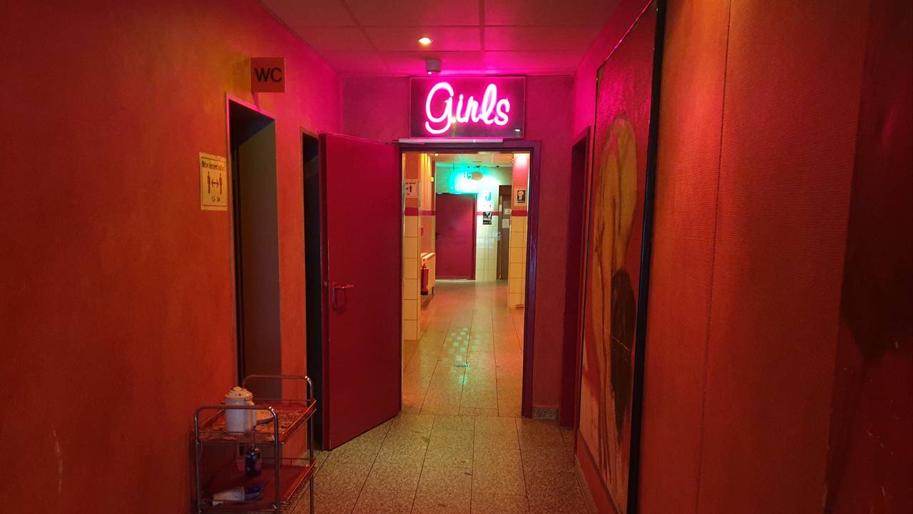 Flur und Innenraum von „Das Bordell Köln“ in der Hornstraße 87.