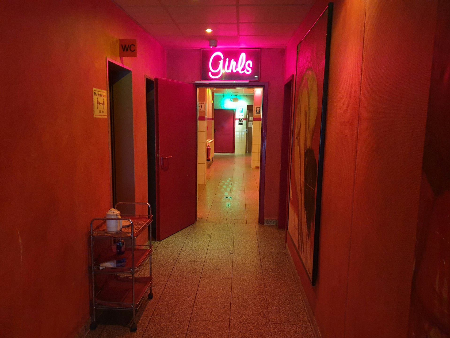 Flur und Innenraum von „Das Bordell Köln“ in der Hornstraße 87.