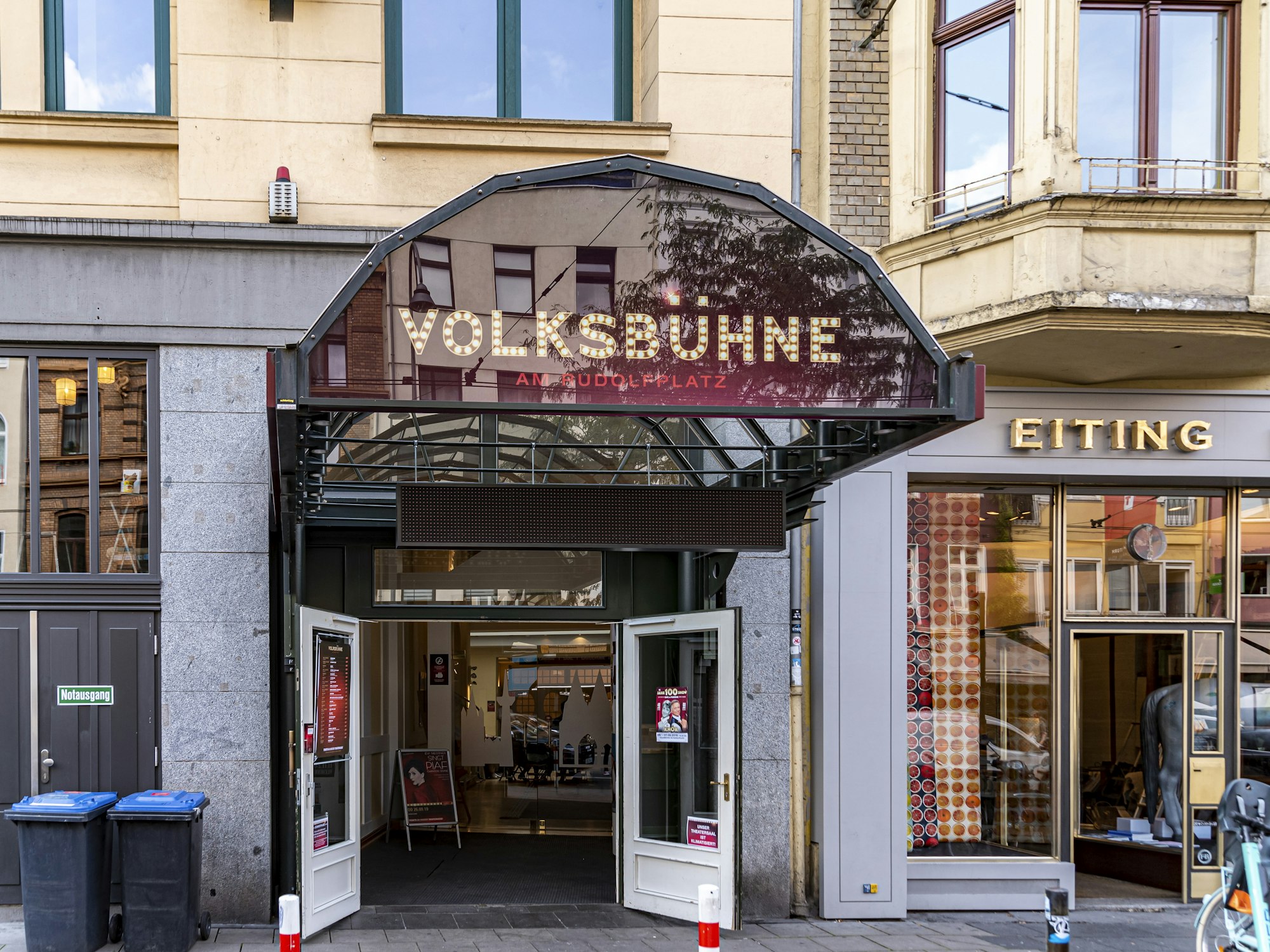 Der Haupteingang der Volksbühne am Rudolfplatz.