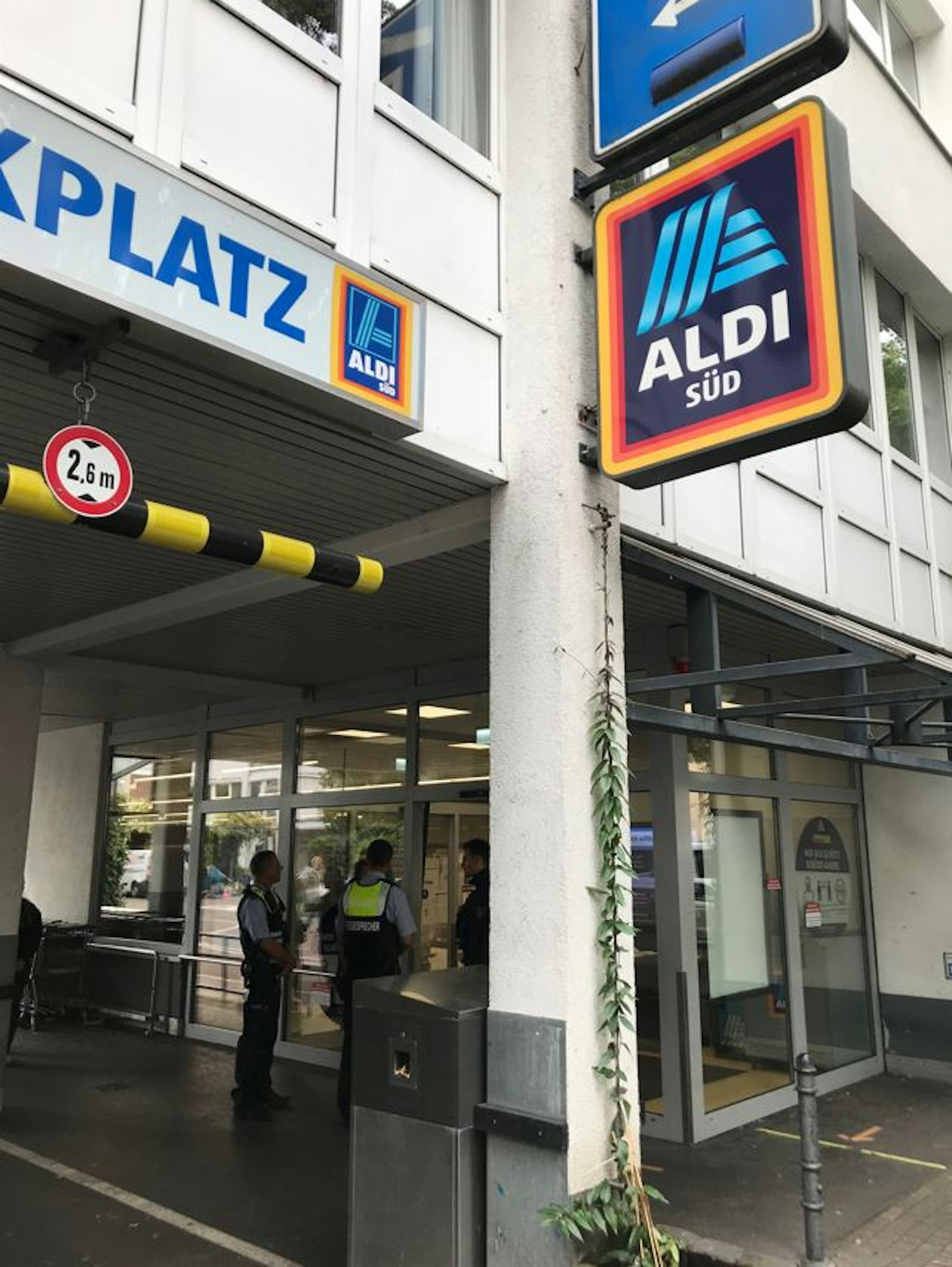 Polizisten bewachen den Aldi-Markt in der Nähe der Inneren Kanalstraße.