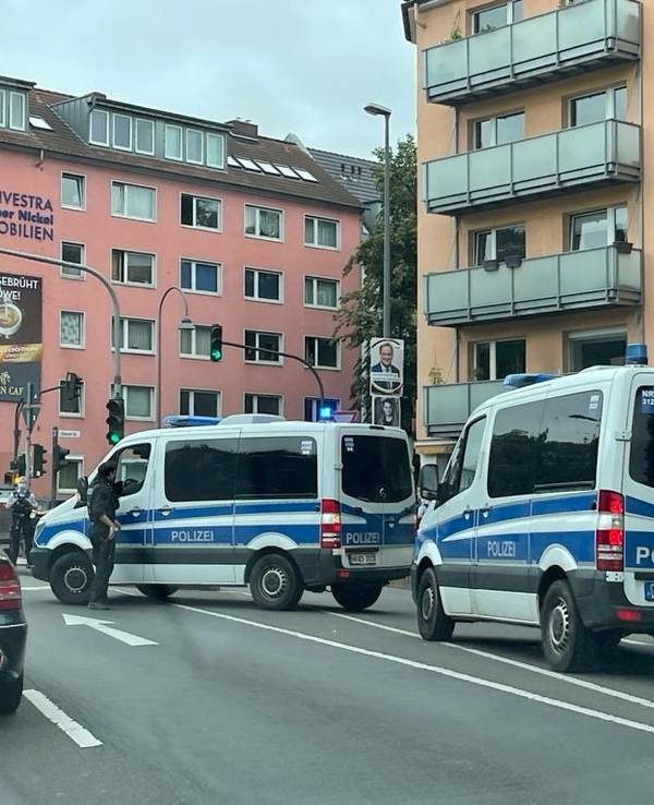 Polizeiwagen stehen an der Universitätsstraße in Köln-Lindenthal