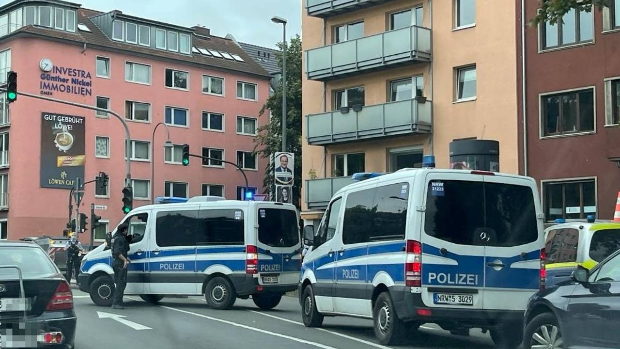 Polizeiwagen stehen an der Universitätsstraße in Köln-Lindenthal