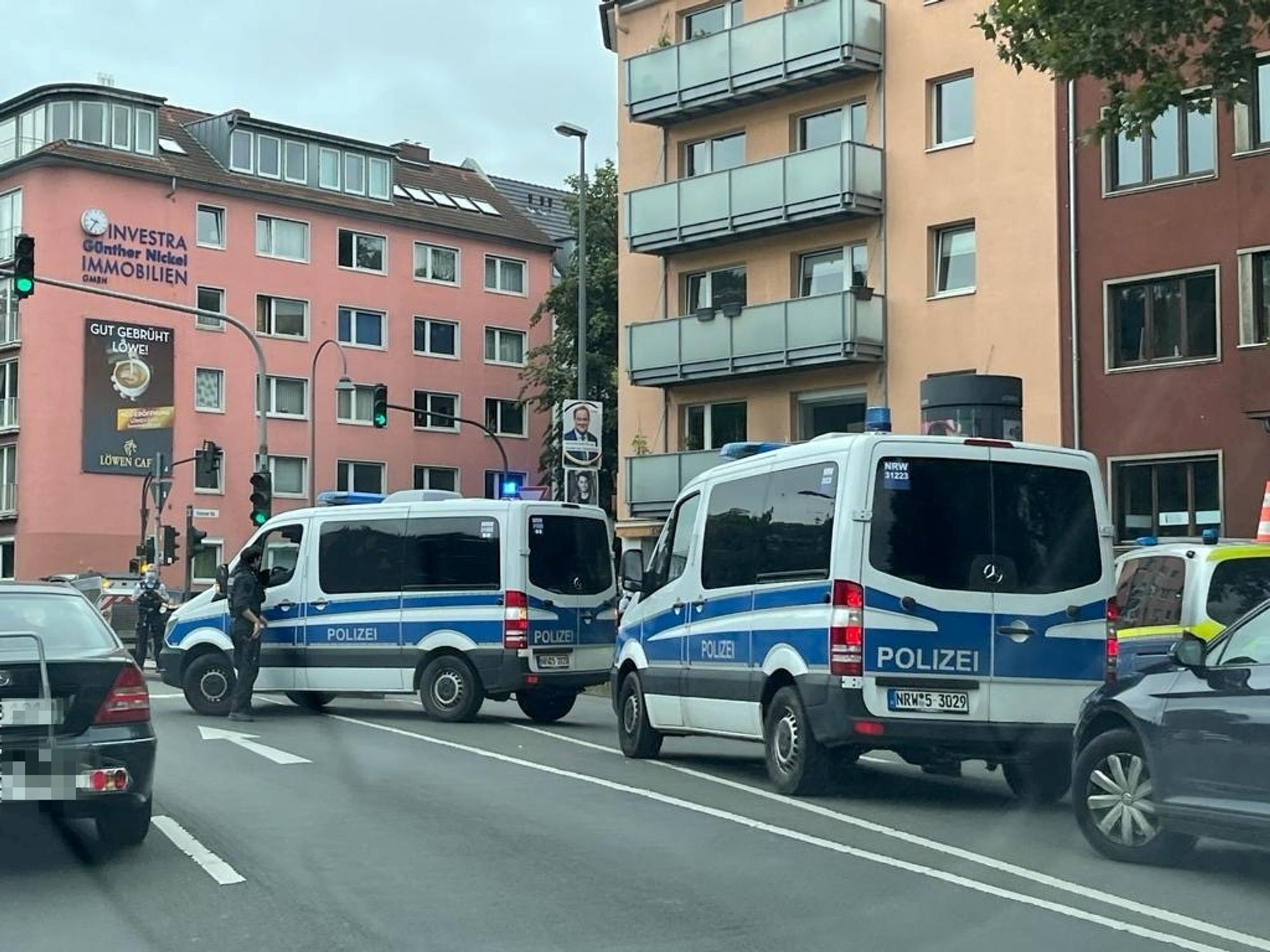 Polizeiwagen stehen an der Universitätsstraße in Köln-Lindenthal