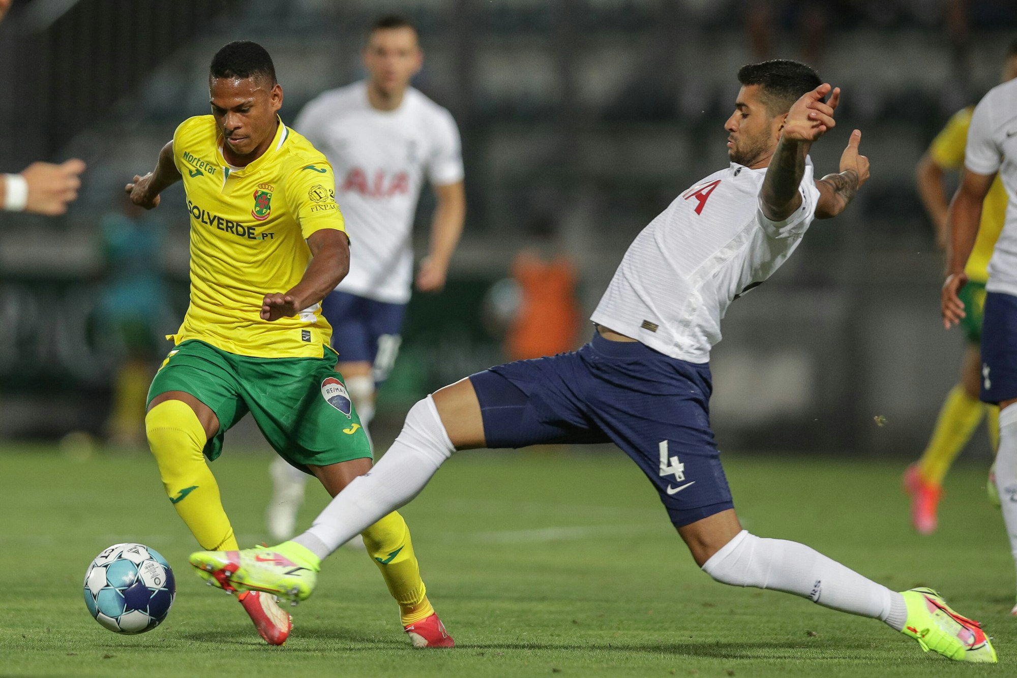 Tottenhams Cristian Romero streckt sein Bein vergeblich nach dem Ball aus.