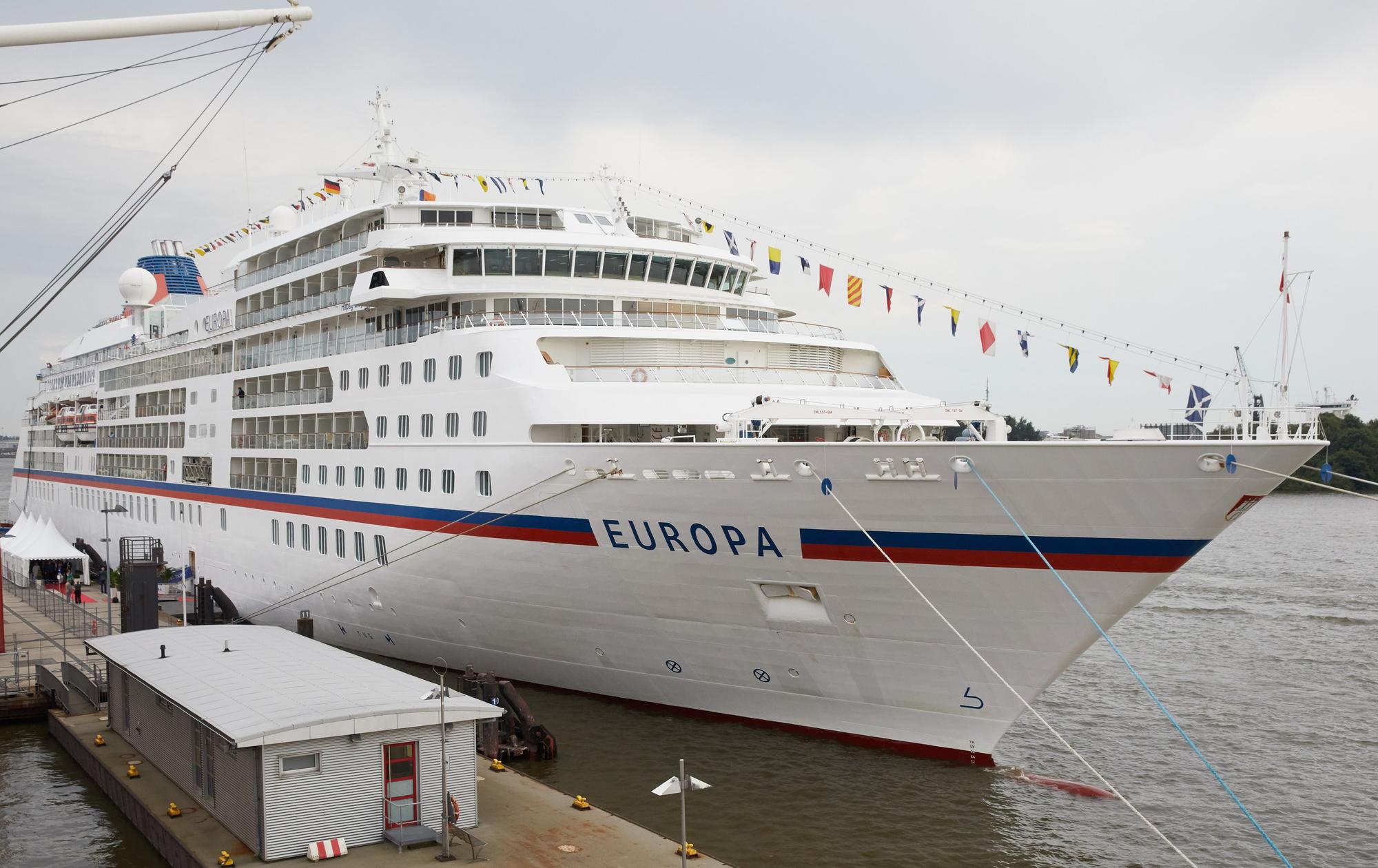 Das Kreuzfahrtschiff MS Europa liegt im Jahr 2019 in Hamburg am Pier an der Überseebrücke.