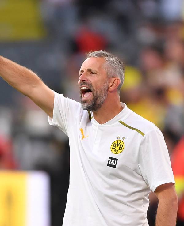 Dortmunds Trainer Marco Rose gibt Anweisungen.