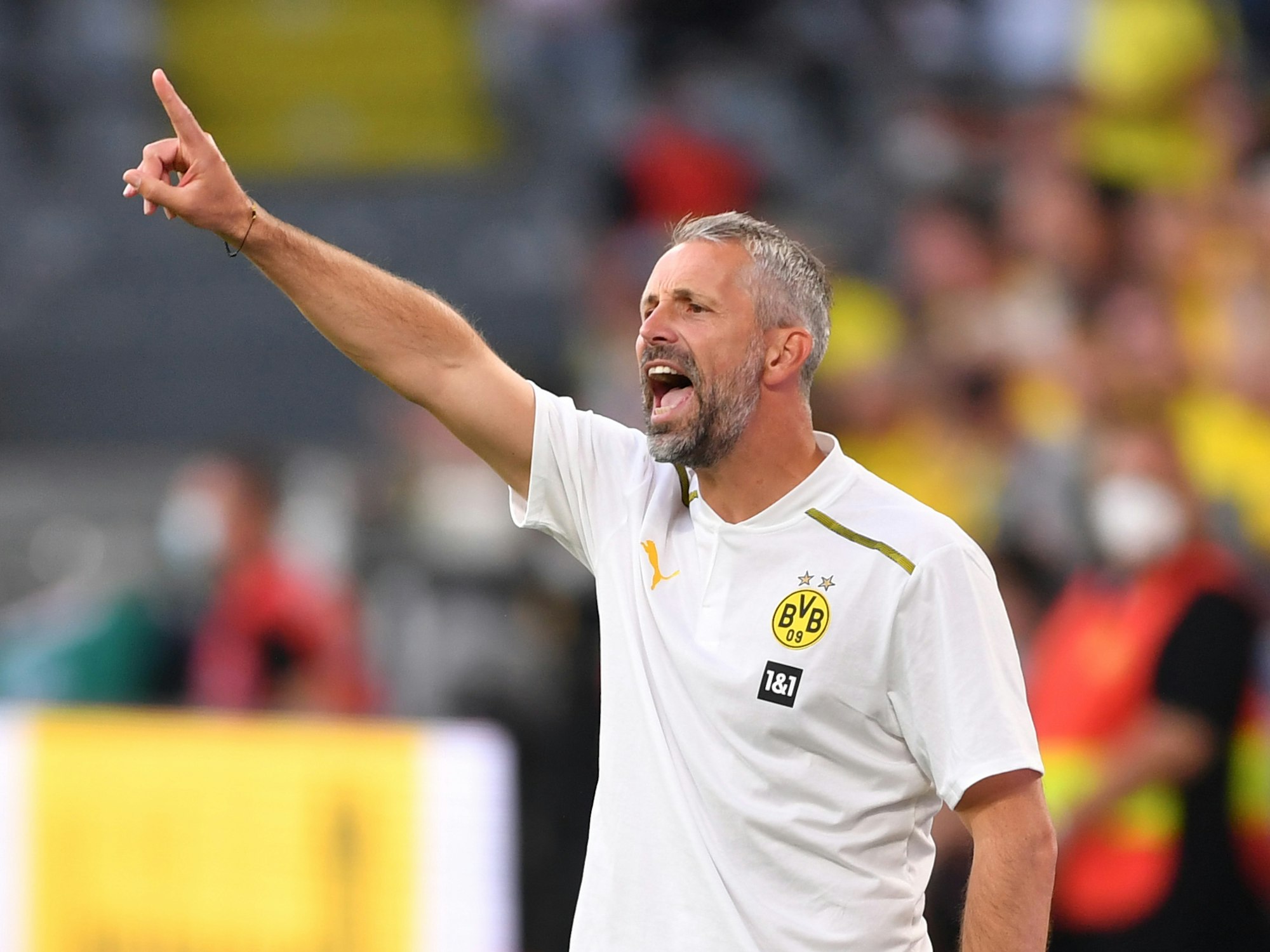 Dortmunds Trainer Marco Rose gibt Anweisungen.