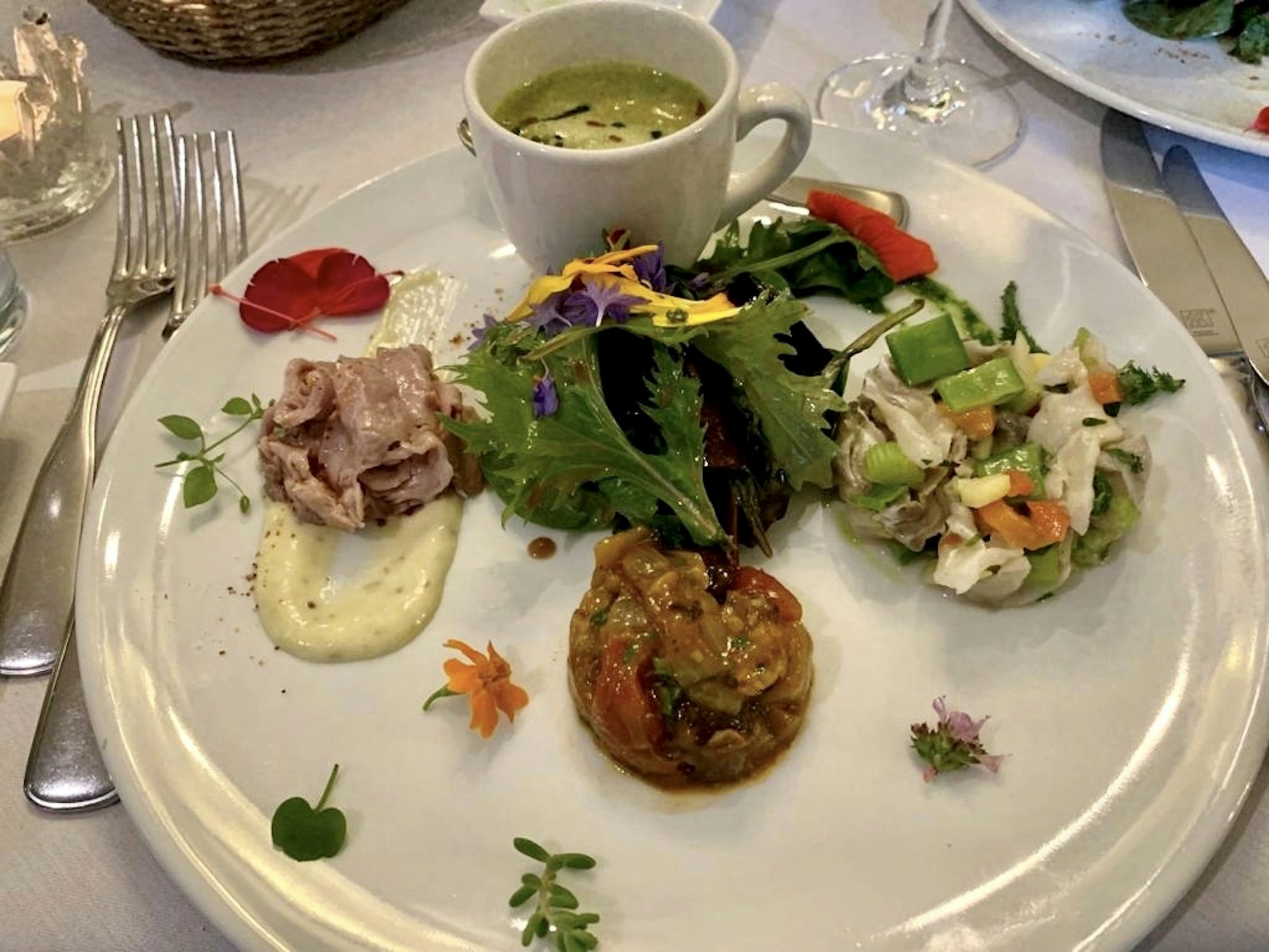 Vorspeisen-Teller mit mehreren Gerichten