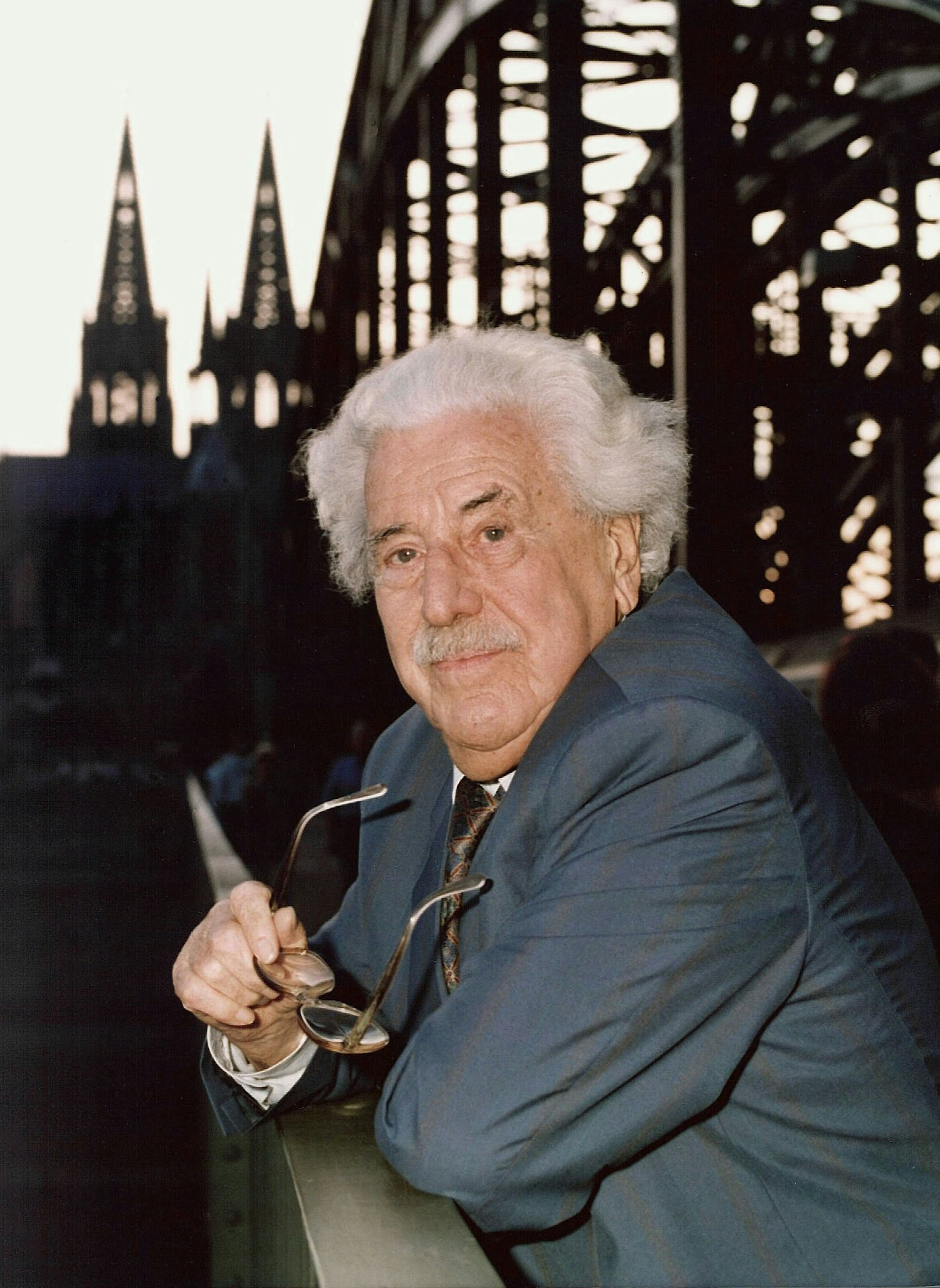 Der Kölner Volksschauspieler Willy Millowitsch mit dem Dom im Hintergrund.