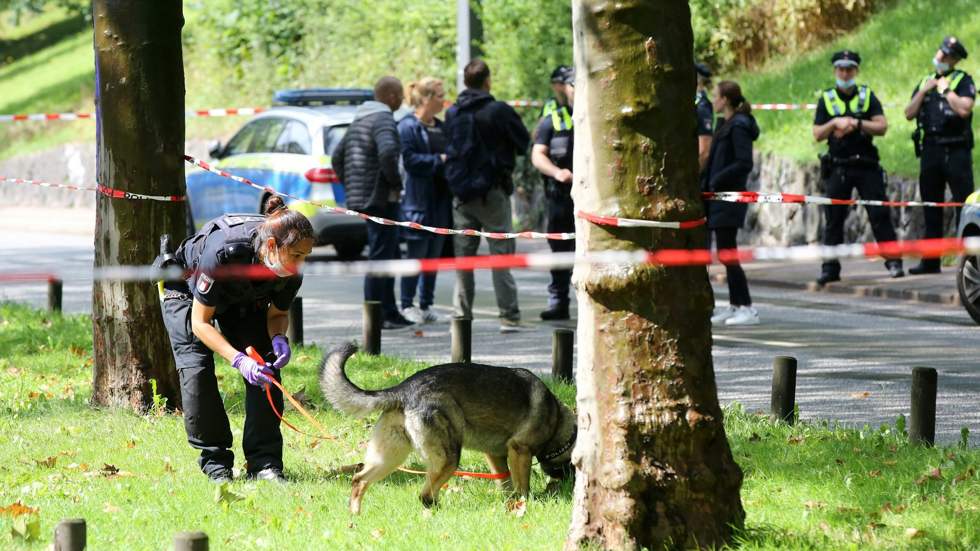 Die Polizei in Hamburg am Freitag (20. August) bei dem Einsatz nach mehreren Schüssen.