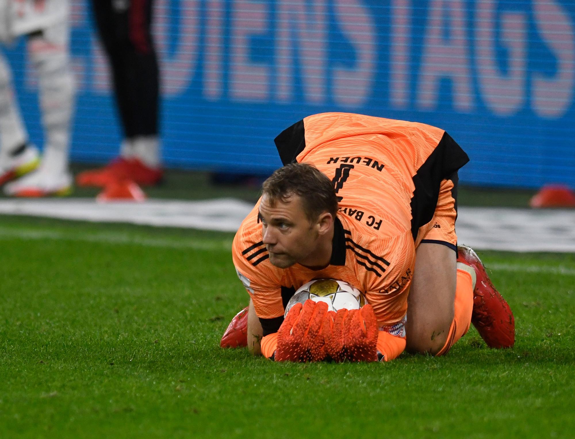 Münchens Torwart Manuel Neuer hält einen Ball beim Supercup gegen Borussia Dortmund fest.