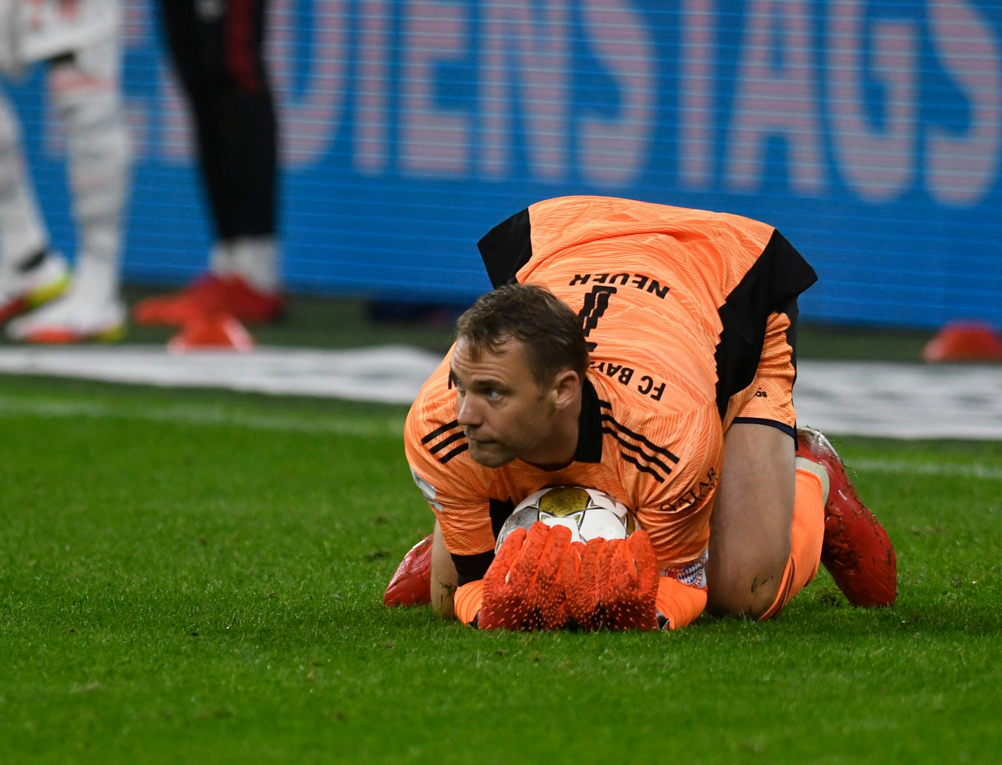 Münchens Torwart Manuel Neuer hält einen Ball beim Supercup gegen Borussia Dortmund fest.