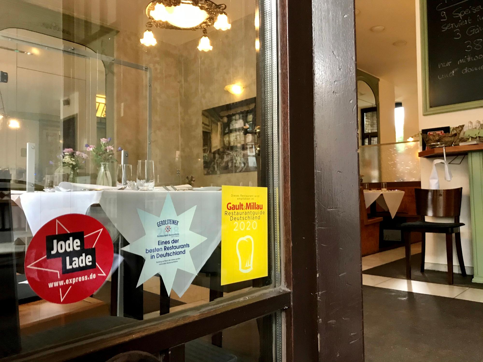 Blick auf die Eingangstür des Restaurant mit dem Jode-Lade-Aufkleber.