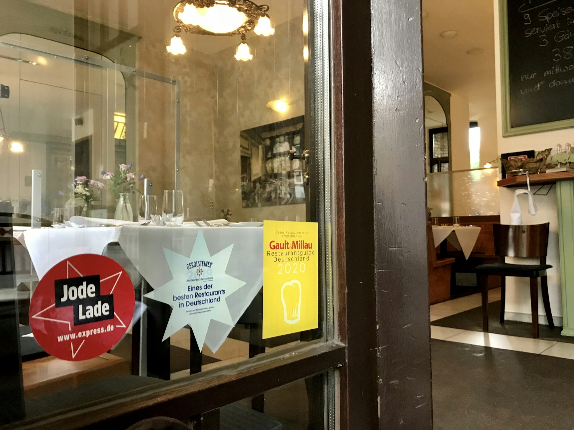 Blick auf die Eingangstür des Restaurant mit dem Jode-Lade-Aufkleber.