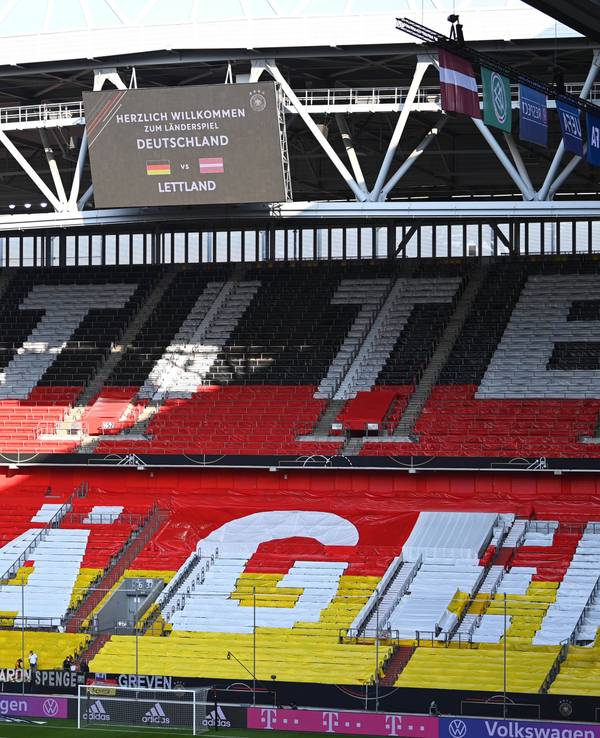 Im Stadion von Düsseldorf ist der Schriftzug ,,Titeljäger‘‘ zu lesen.