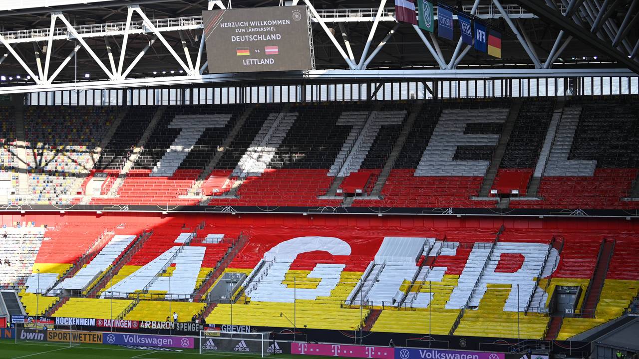 Im Stadion von Düsseldorf ist der Schriftzug ,,Titeljäger‘‘ zu lesen.