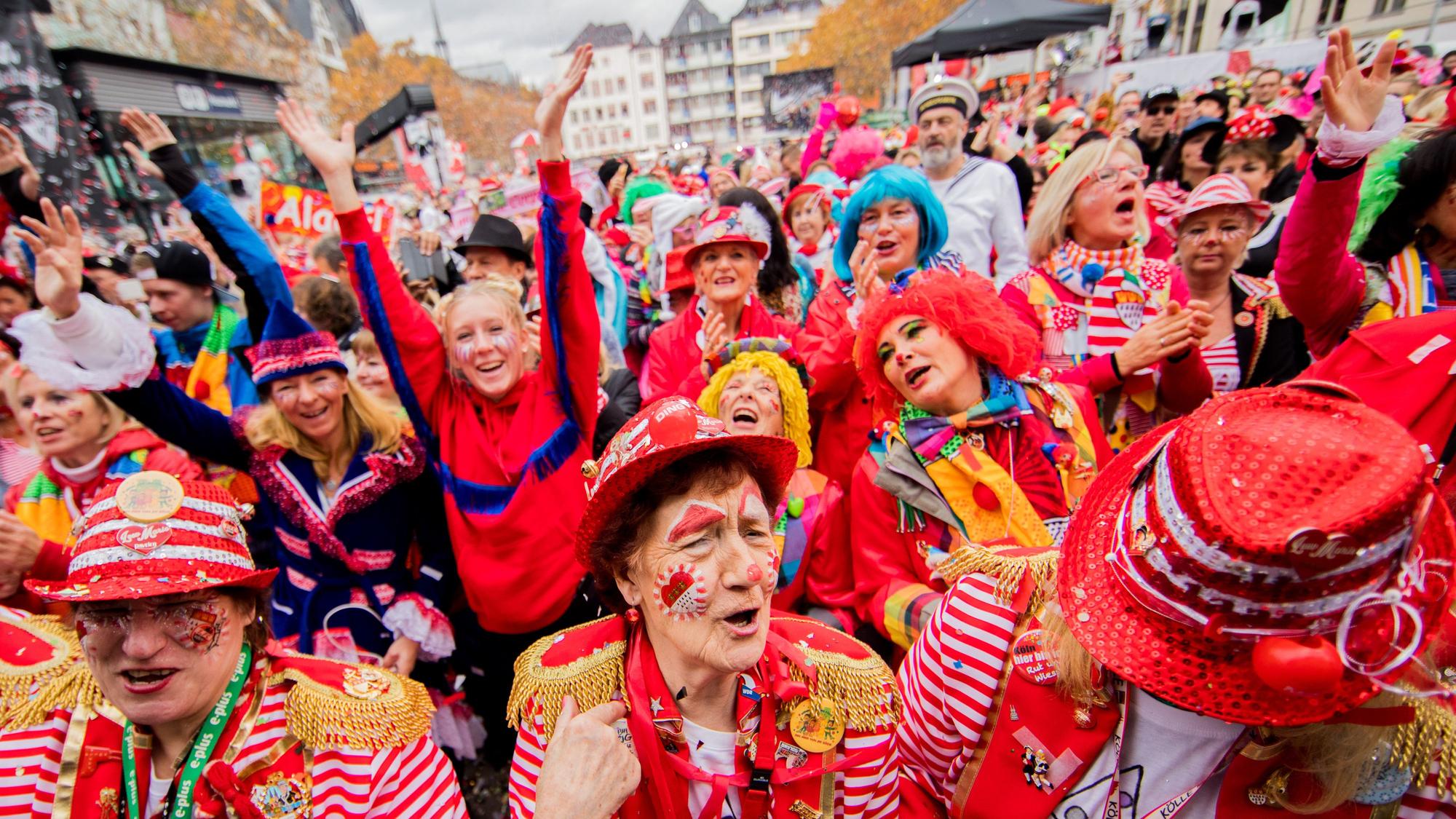 Jecken jubeln um 11:11 Uhr auf dem Heumarkt beim Auftakt der Karnevalssession.