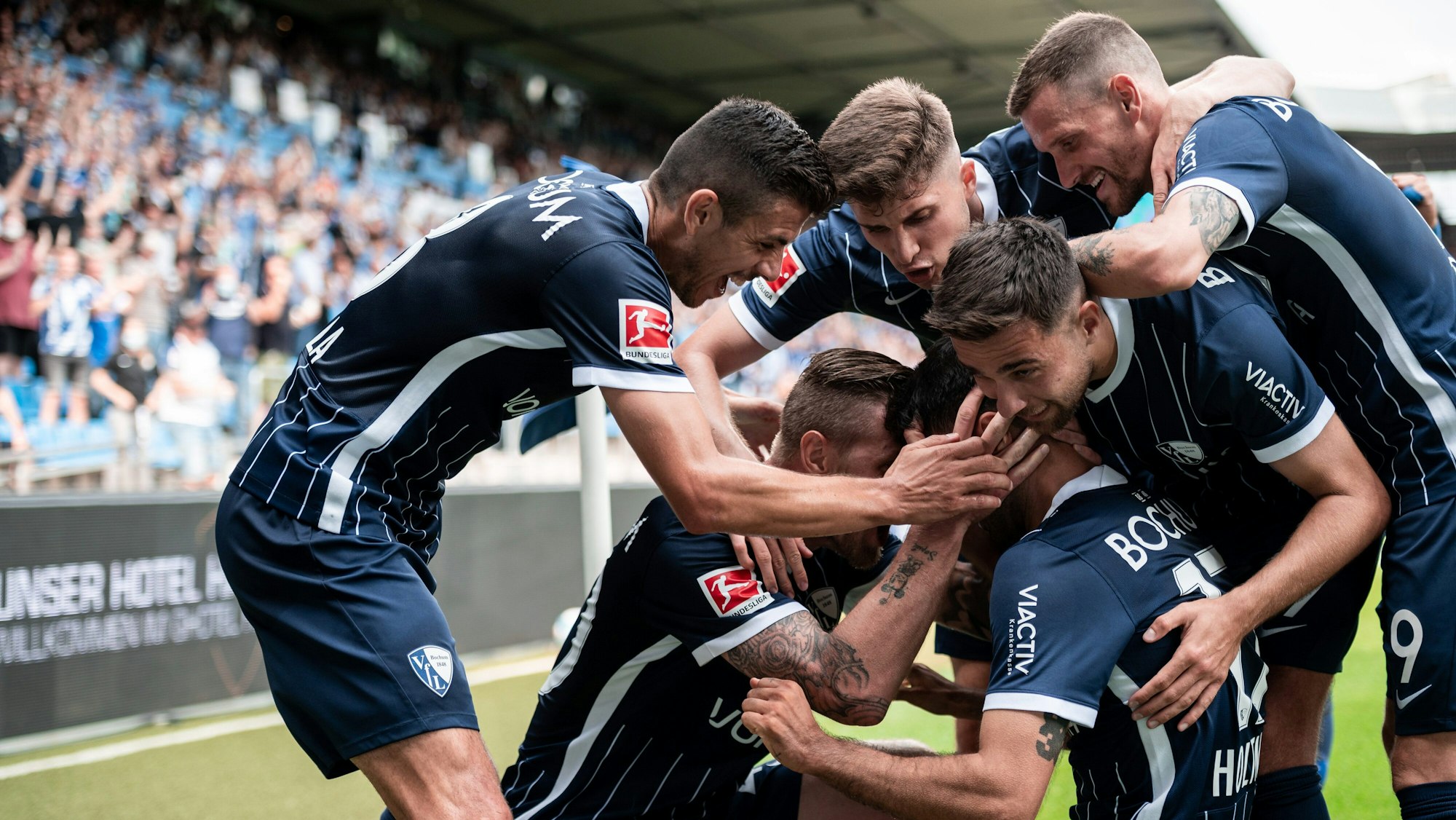 Die Spieler von VfL Bochum jubeln mit Gerrit Holtmann (3.v.r) nach seinem Tor zum 1:0.