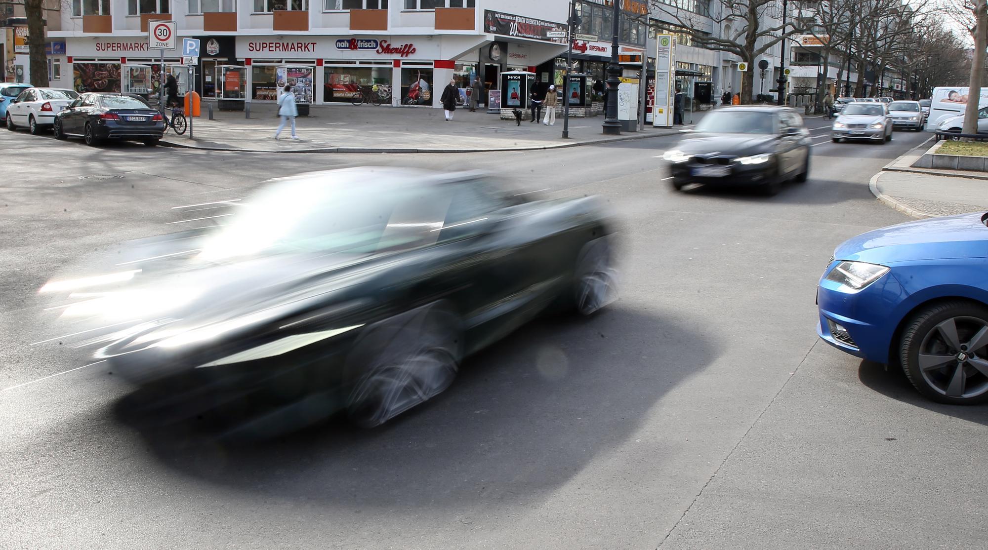 Nach einem Raser-Unfall in Trier mit einem lebensgefährlich verletzten Fußgänger fahndet die Polizei jetzt öffentlich nach dem Fahrer des Tatautos.
