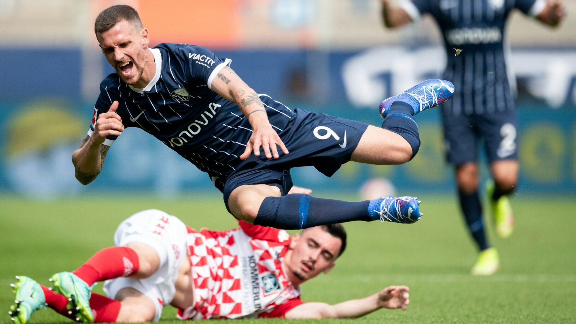 Simon Zoller (Bochum) gegen Paul Nebel (Mainz) beim 2:0-Sieg des VfL Bochum.