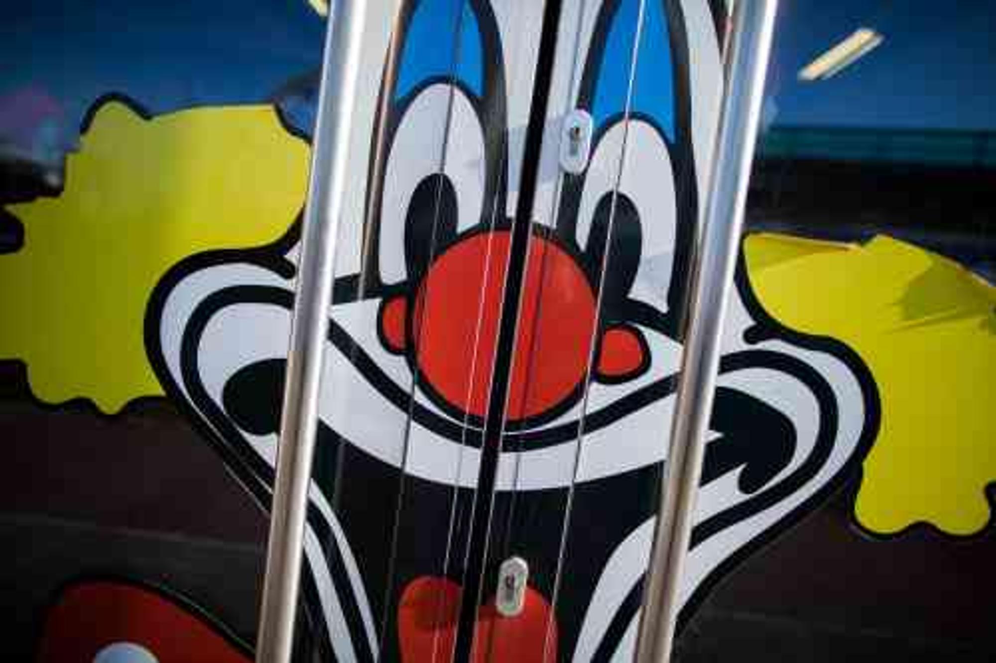 Der breit lachende Clown, das Logo des Kostüm-Riesen Deiters.