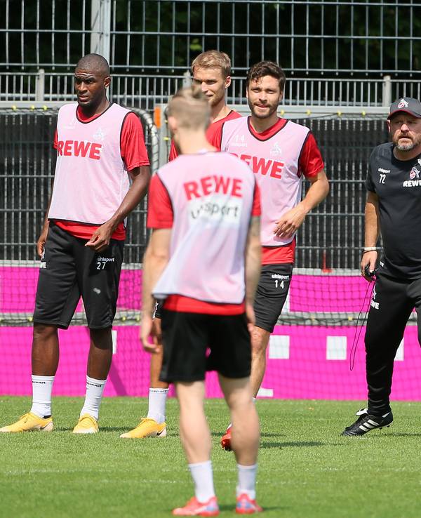 Steffen Baumgart gibt beim Training des 1. FC Köln Anweisungen
