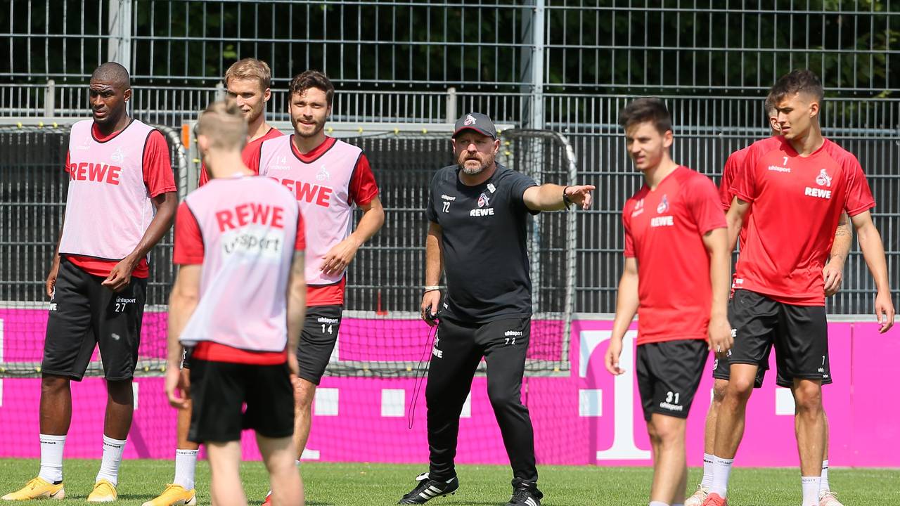 Steffen Baumgart gibt beim Training des 1. FC Köln Anweisungen