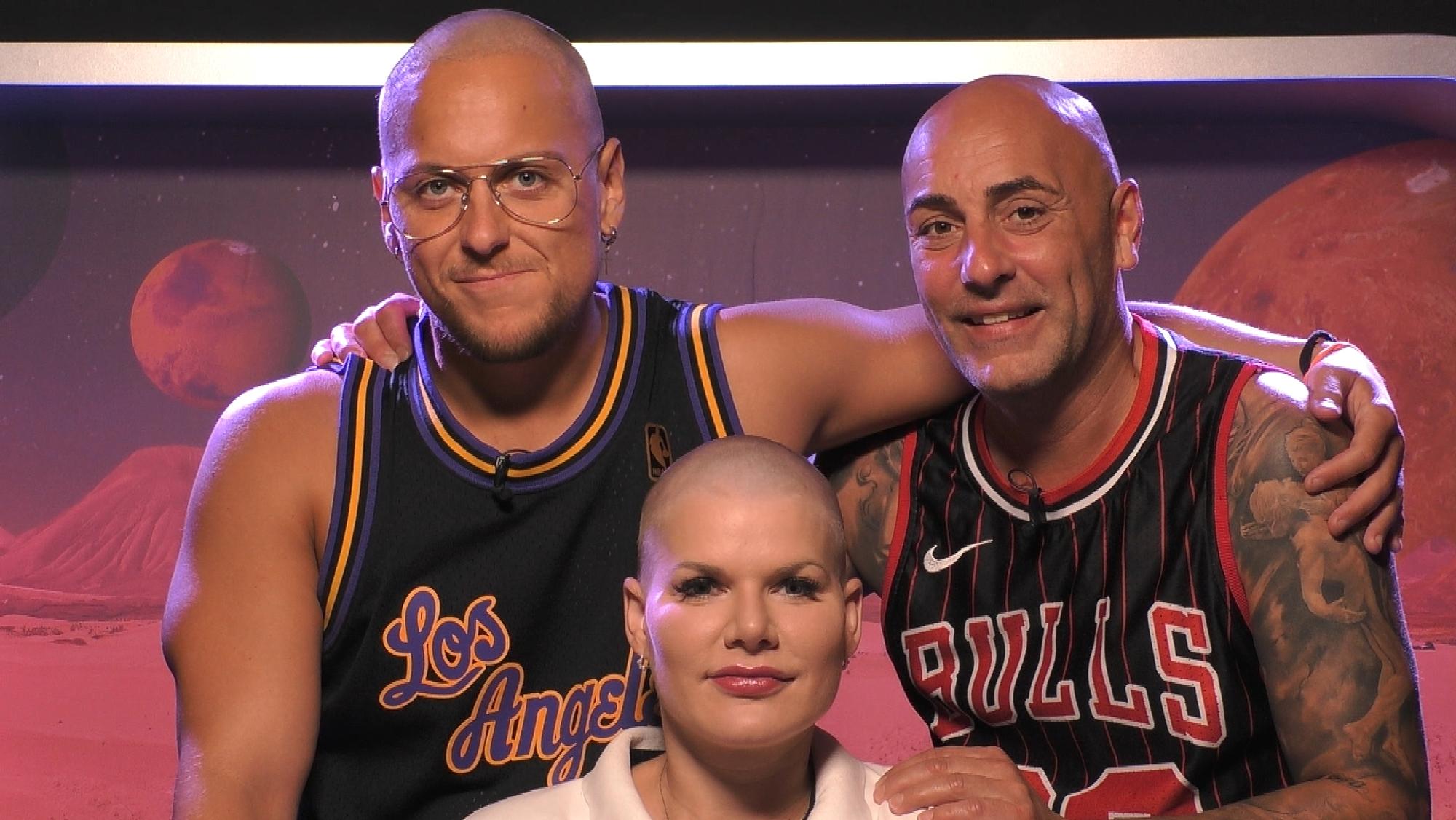 Haarloses Trio auf dem Big Planet. Danny Liedtke (l.) Melanie Müller und Paco Steinbeck mit Glatze bei Promi Big Brother 2021